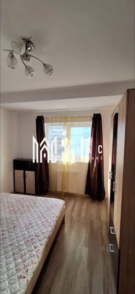 Apartament 2 camere | 45MPU | Balcon | Magnolia - MAAC Imobiliare vă prezintă spre închiriere un apartament cu 2 camere, situat într-o zonă liniștită și accesibilă, ideal pentru o persoană, un cuplu sau o familie mică. Locuința se află în zona Calea Șurii Mici, în cadrul ansamblului rezidențial Magnolia Residence, la etajul 3 din 3, și beneficiază de loc de parcare inclus. Apartamentul este complet mobilat și utilat, amenajat cu mobilier modern și funcțional, oferind tot confortul necesar pentru un stil de viață plăcut. Printre dotările locuinței se numără: centrală termică proprie cu termostat WiFi, combină frigorifică, aragaz, TV LCD, mașină de spălat cu uscător incorporat, aspirator, masă de călcat, precum și alte facilități necesare pentru confortul zilnic. Proprietatea este potrivită pentru persoane care își doresc liniște, confort și acces facil către principalele puncte de interes ale orașului. Condiții de închiriere: Perioada minimă de închiriere este de 1 an, animalele de companie nu sunt acceptate. Pentru mai multe detalii sau pentru a programa o vizionare precizați telefonic că ați văzut anunțul cu ID: CP2969629 }}