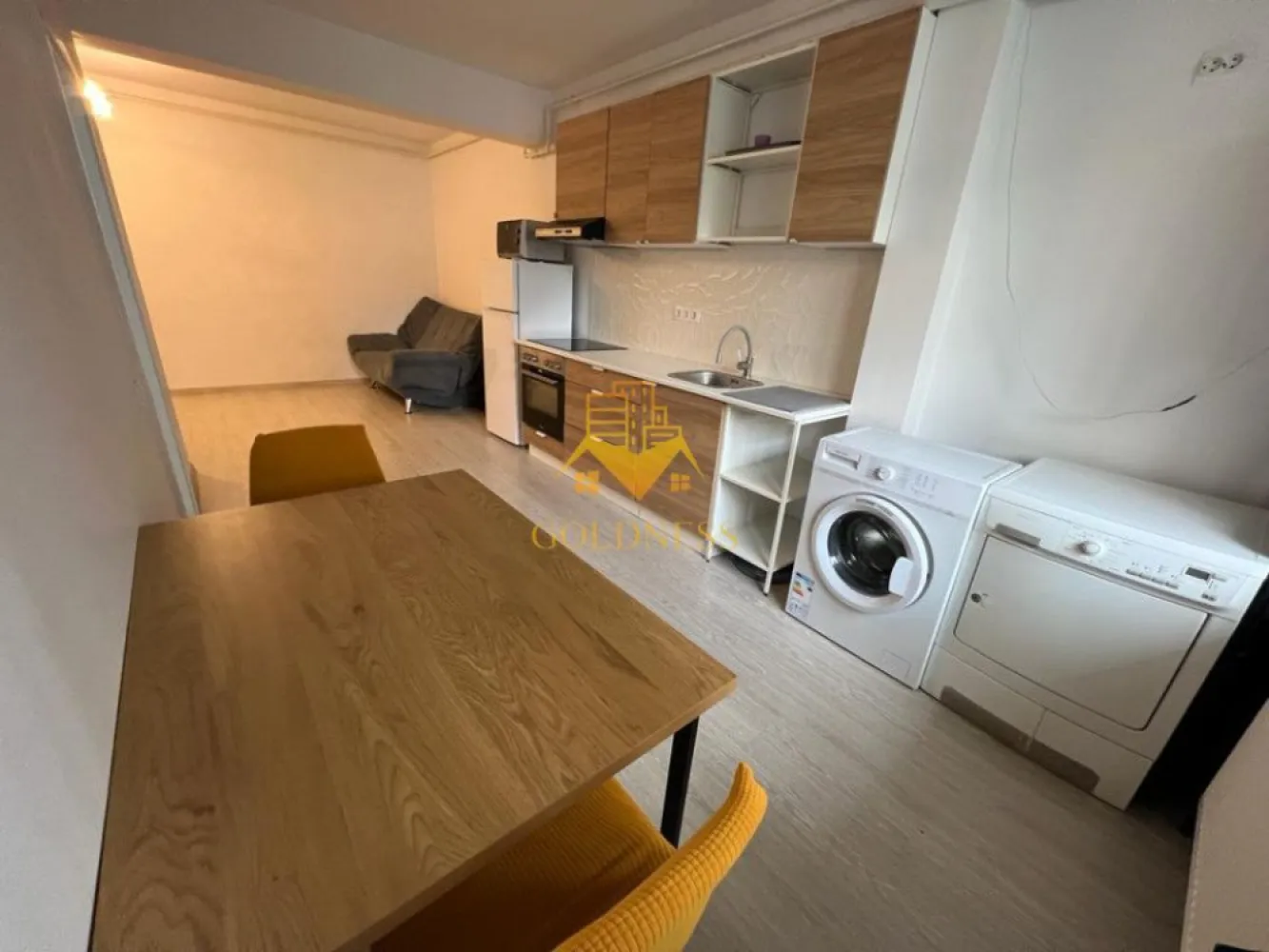 2 camere, modern, bloc nou, Baciu, Galaxiei zona Old GYM, Pet Friendly - GOLDNESS Imobiliare vă propune spre închiriere un apartament cu 2 camere complet mobilat și utilat, la parter într-un imobil de 7 etaje, în Baciu. Apartamentul este compartimentat astfel: - dormitor cu pat matrimonial, spatiu pentru depozitare - living cu bucatarie open-space complet utilată, canapea extensibilă, loc de servit masa - baie cu vana, calorifer port prosop inox și dulap pentru depozitare. Imobilul este dotat cu toate cele necesare- centrală proprie, mașină de spălat haine, frigider, plită electrică, hotă, etc. Se află în apropierea stațiilor de transport în comun, magazine, restaurante, spații verzi, farmacii, etc. Posibilitate de parcare in zona ! Dacă sunteți interesați de acest apartament și doriți să îl vizionați, dar și pentru alte oferte sau detalii nu ezitați să ne contactați telefonic sau prin e-mail - goldnessimobiliare@gmail.com. Vă stăm la dispoziție! }}