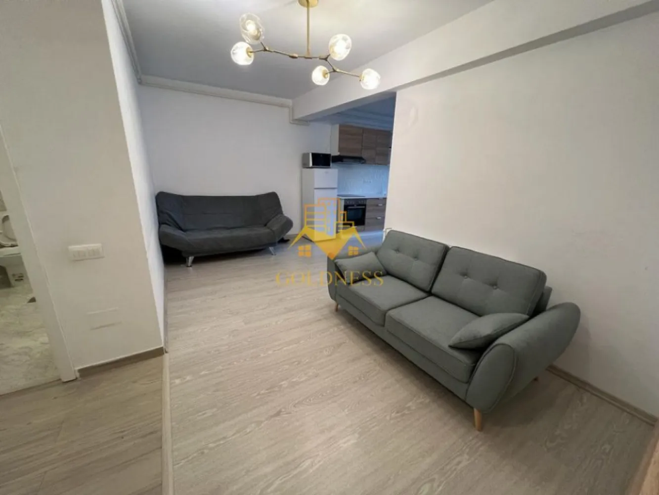 2 camere, modern, bloc nou, Baciu, Galaxiei zona Old GYM, Pet Friendly - GOLDNESS Imobiliare vă propune spre închiriere un apartament cu 2 camere complet mobilat și utilat, la parter într-un imobil de 7 etaje, în Baciu. Apartamentul este compartimentat astfel: - dormitor cu pat matrimonial, spatiu pentru depozitare - living cu bucatarie open-space complet utilată, canapea extensibilă, loc de servit masa - baie cu vana, calorifer port prosop inox și dulap pentru depozitare. Imobilul este dotat cu toate cele necesare- centrală proprie, mașină de spălat haine, frigider, plită electrică, hotă, etc. Se află în apropierea stațiilor de transport în comun, magazine, restaurante, spații verzi, farmacii, etc. Posibilitate de parcare in zona ! Dacă sunteți interesați de acest apartament și doriți să îl vizionați, dar și pentru alte oferte sau detalii nu ezitați să ne contactați telefonic sau prin e-mail - goldnessimobiliare@gmail.com. Vă stăm la dispoziție! }}