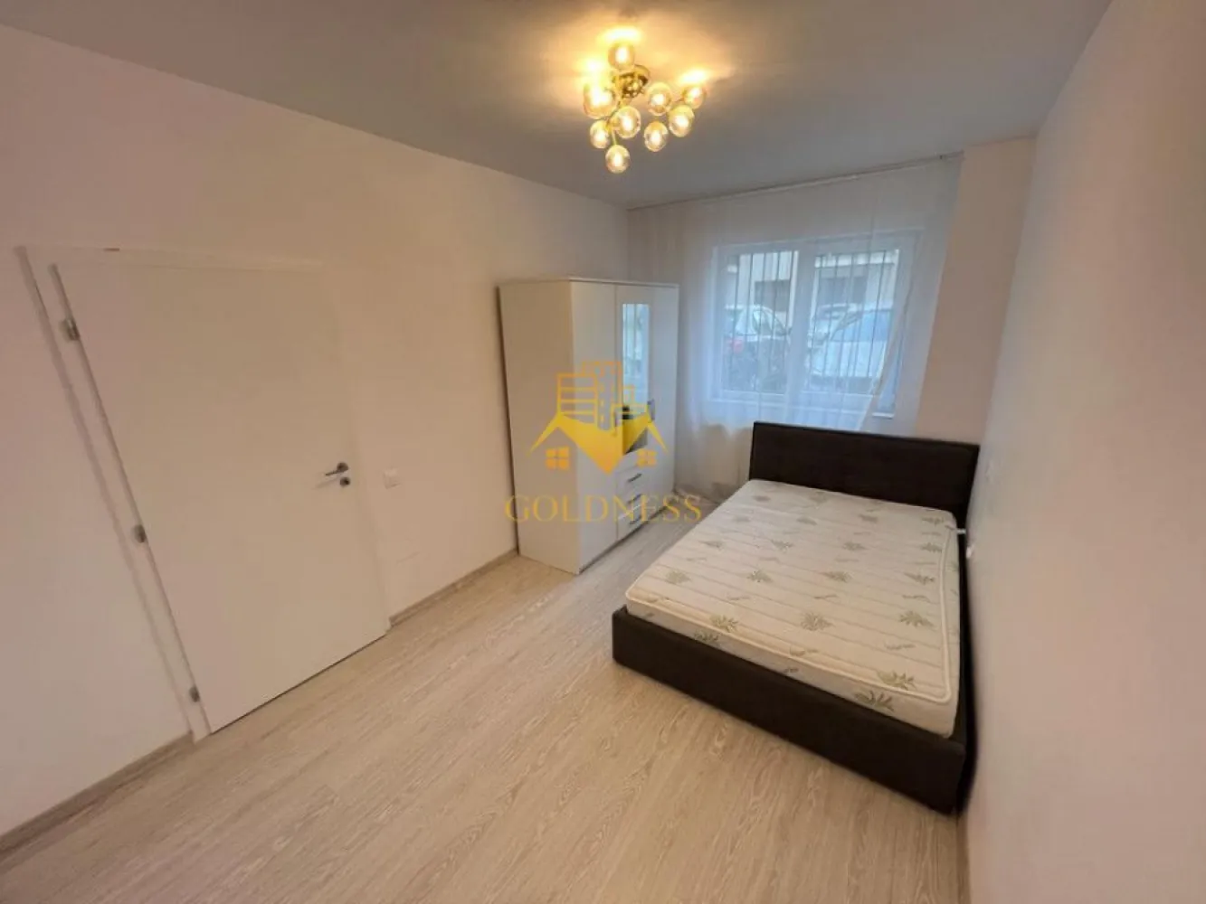 2 camere, modern, bloc nou, Baciu, Galaxiei zona Old GYM, Pet Friendly - GOLDNESS Imobiliare vă propune spre închiriere un apartament cu 2 camere complet mobilat și utilat, la parter într-un imobil de 7 etaje, în Baciu. Apartamentul este compartimentat astfel: - dormitor cu pat matrimonial, spatiu pentru depozitare - living cu bucatarie open-space complet utilată, canapea extensibilă, loc de servit masa - baie cu vana, calorifer port prosop inox și dulap pentru depozitare. Imobilul este dotat cu toate cele necesare- centrală proprie, mașină de spălat haine, frigider, plită electrică, hotă, etc. Se află în apropierea stațiilor de transport în comun, magazine, restaurante, spații verzi, farmacii, etc. Posibilitate de parcare in zona ! Dacă sunteți interesați de acest apartament și doriți să îl vizionați, dar și pentru alte oferte sau detalii nu ezitați să ne contactați telefonic sau prin e-mail - goldnessimobiliare@gmail.com. Vă stăm la dispoziție! }}