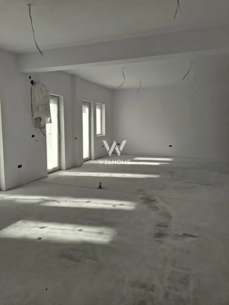 Spații de de închiriat – Doamna Stanca, Sibiu - O oportunitate excelentă pentru dezvoltarea unei afaceri o reprezintă închirierea unor spații moderne situate pe strada Doamna Stanca, în Șelimbăr, una dintre cele mai dinamice zone din zona metropolitană a Sibiului. Amplasamentul beneficiază de o poziționare strategică, într-un cartier aflat în plină dezvoltare, cu acces rapid către principalele artere ale orașului și către zona comercială majoră a Sibiului. Imobilul oferă o suprafață totală de aproximativ 600 mp, cu posibilitatea de compartimentare flexibilă, în funcție de necesitățile chiriașilor. Această versatilitate permite adaptarea spațiului pentru diverse tipuri de activități, precum birouri, cabinete medicale, clinici, saloane de înfrumusețare, centre de recuperare sau alte servicii profesionale. Caracteristici principale Suprafață totală: aproximativ 600 mp Compartimentare flexibilă, adaptabilă pentru mai multe cabinete sau birouri Încălzire în pardoseală, pentru confort și eficiență energetică Grupuri sanitare moderne Locuri de parcare disponibile pentru chiriași și clienți Posibilitatea amenajării spațiului în funcție de specificul activității Avantajele zonei Strada Doamna Stanca este recunoscută ca una dintre cele mai active zone imobiliare din apropierea Sibiului, caracterizată prin dezvoltări rezidențiale și comerciale moderne. Zona este preferată atât de investitori, cât și de companii, datorită proximității față de Sibiu și a infrastructurii în continuă extindere. În imediata apropiere se află Shopping City Sibiu, hypermarketuri, clinici private, centre de fitness și alte servicii, ceea ce asigură un flux constant de potențiali clienți pentru activitățile comerciale sau medicale. De asemenea, zona beneficiază de acces rapid către bulevardele principale ale orașului, precum Mihai Viteazu și Vasile Milea, care conectează cartierul cu restul municipiului Sibiu și cu principalele puncte de interes urban. O locație potrivită pentru dezvoltarea afacerii Datorită dezvoltării accelerate a cartierului și numărului mare de locuințe noi din zonă, cererea pentru servicii medicale, estetice și profesionale este în creștere. Astfel, spațiul reprezintă o oportunitate ideală pentru afaceri care își doresc vizibilitate, accesibilitate și o poziționare într-o zonă modernă și în expansiune. Pret 12 euro/ mp, negociabil Detalii si vizionare, 0740066818, Cristina }}