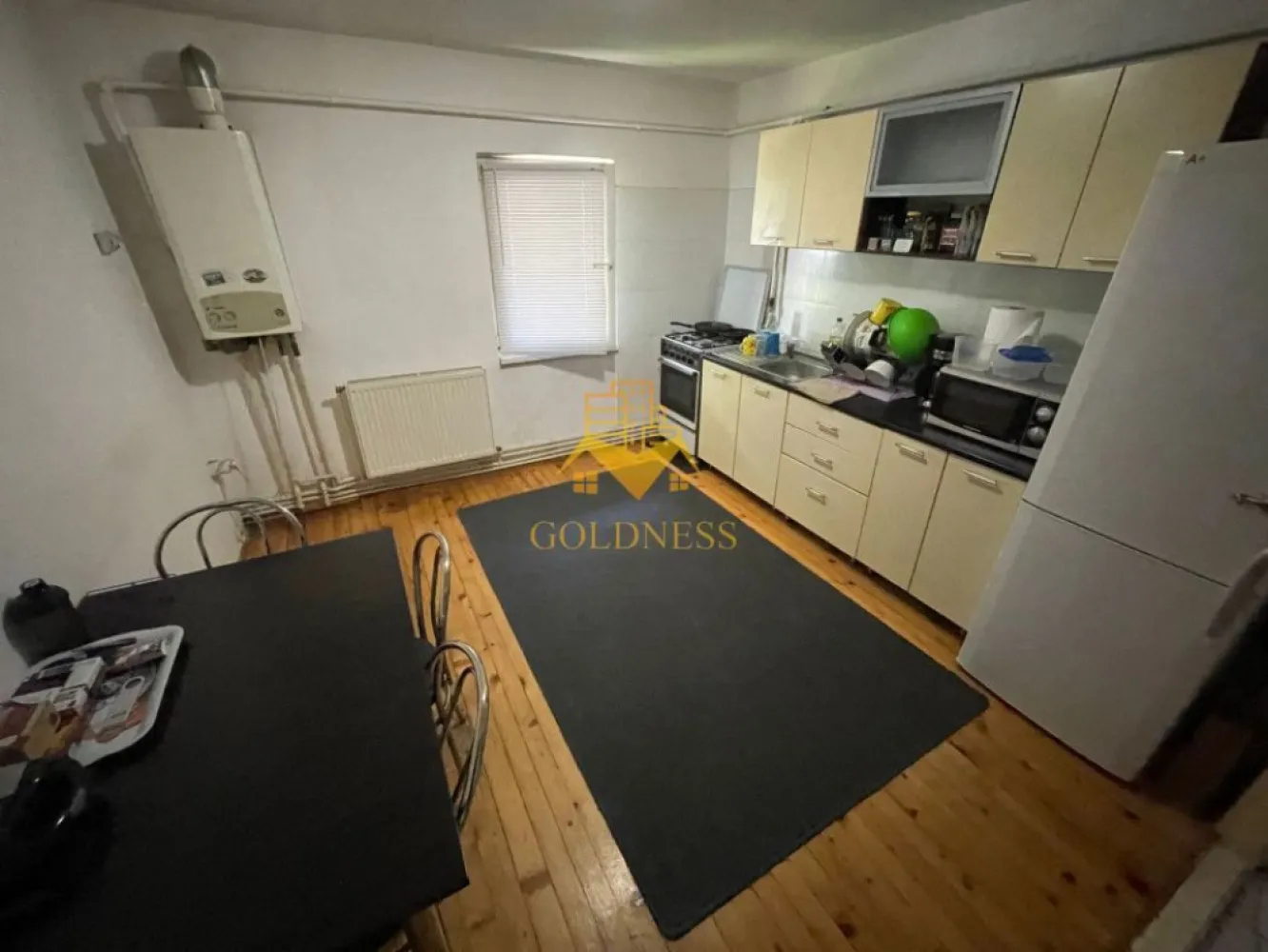 2 camere decomandate, Marasti,Zona Kaufland, Bucuresti, LIDL,OMV - GOLDNESS Imobiliare vă propune spre închiriere un apartament cu 2 camere decomandate, complet mobilat și utilat, parter într-un imobil de 4 etaje, în Cartierul Marasti, in apropiere de Kaufland.
Apartamentul este compartimentat astfel:
- dormitor cu pat matrimonial, dressing spațios, noptiere, birou
- dormitor cu pat matrimonial, dressing, noptiere, birou
- baie cu vană, calorifer port prosop inox și dulap pentru depozitare
- bucătăria complet utilată si mobilata

Imobilul este dotat cu toate cele necesare - centrală proprie, mașină de spălat haine, frigider, plită electrică,hotă, aer condiționat, etc
Se află în apropierea stațiilor de transport în comun, magazine, spații verzi, farmacii, etc.
Dacă sunteți interesați de acest apartament și doriți să îl vizionați, dar și pentru alte oferte sau detalii nu ezitați să ne contactați telefonic sau prin e-mail. Vă stăm la dispoziție!
Pentru intermediere se percepe un comision de 50% din prețul chiriei!
