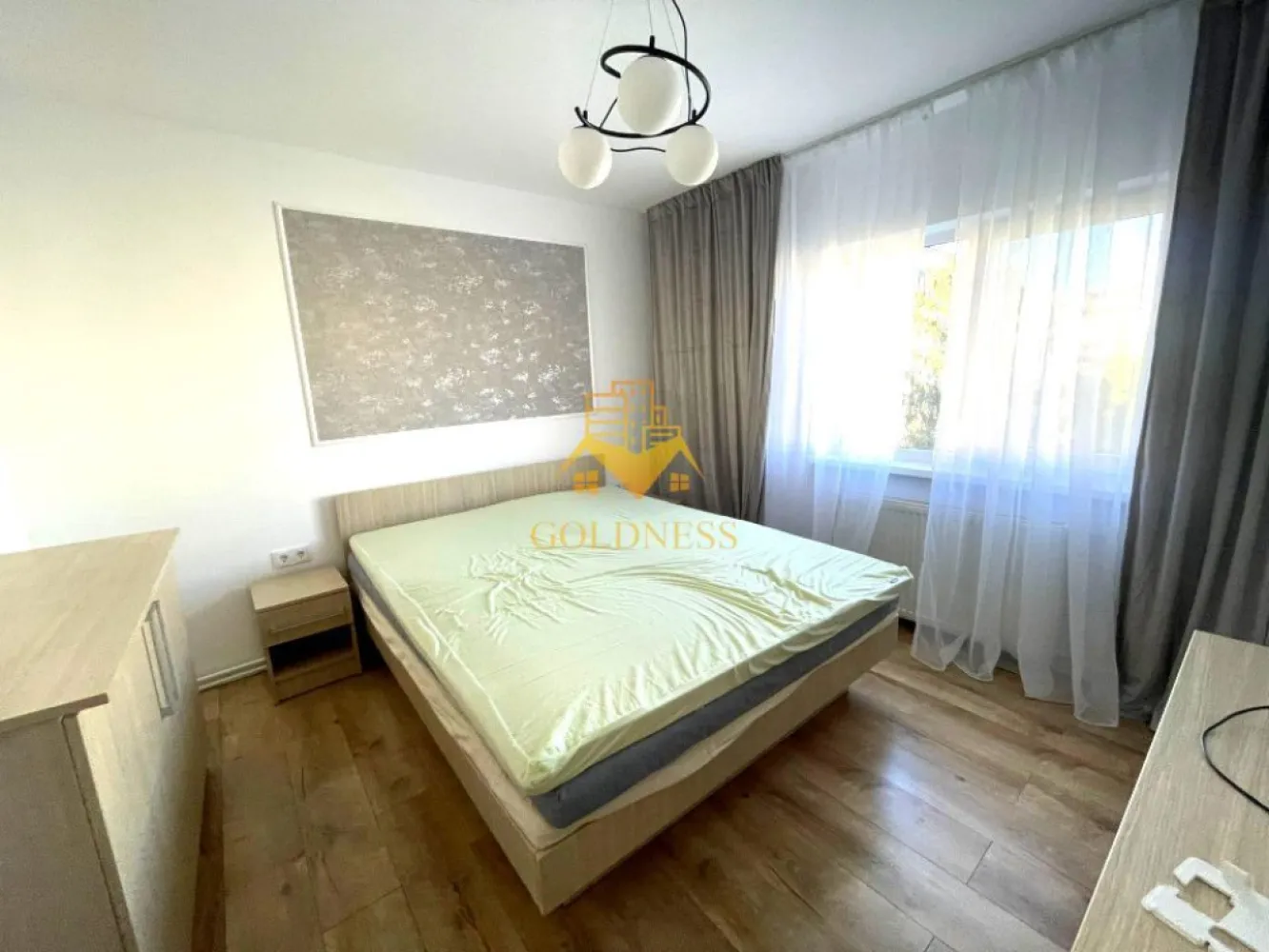 2 camere decomandate, modern, parcare, Aurel Vlaicu, Cesarom, Marasti - GOLDNESS Imobiliare vă propune spre închiriere un apartament cu 2 camere decomandate, complet mobilat și utilat, la etajul 2 într-un imobil de 4 etaje, în Cartierul Marasti, zona Aurel Vlaicu.
Dispune de garaj contracost sau se poate parca in zona la liber!
Apartamentul este la prima inchiriere!
Se află în apropierea stațiilor de transport în comun, magazine, restaurante, spații verzi, farmacii, etc. 

Apartamentul este compartimentat astfel:
 - dormitor cu pat matrimonial, dressing, noptiere
 - living cu canapea extensibilă, comoda TV si spatiu de depozitare.
 -bucatarie complet utilată si mobilata, cu loc de servita masa.
 - baie cu cabina de dus, calorifer port prosop și dulap pentru depozitare.

Imobilul este dotat cu toate cele necesare- centrală proprie, mașină de spălat haine, frigider, aragaz, hotă, etc. 

Dacă sunteți interesați de acest apartament și doriți să îl vizionați, dar și pentru alte oferte nu ezitați să ne contactați telefonic sau prin e-mail. Vă stăm la dispoziție!

Pentru intermediere se percepe un comision de 50% din prețul chiriei!