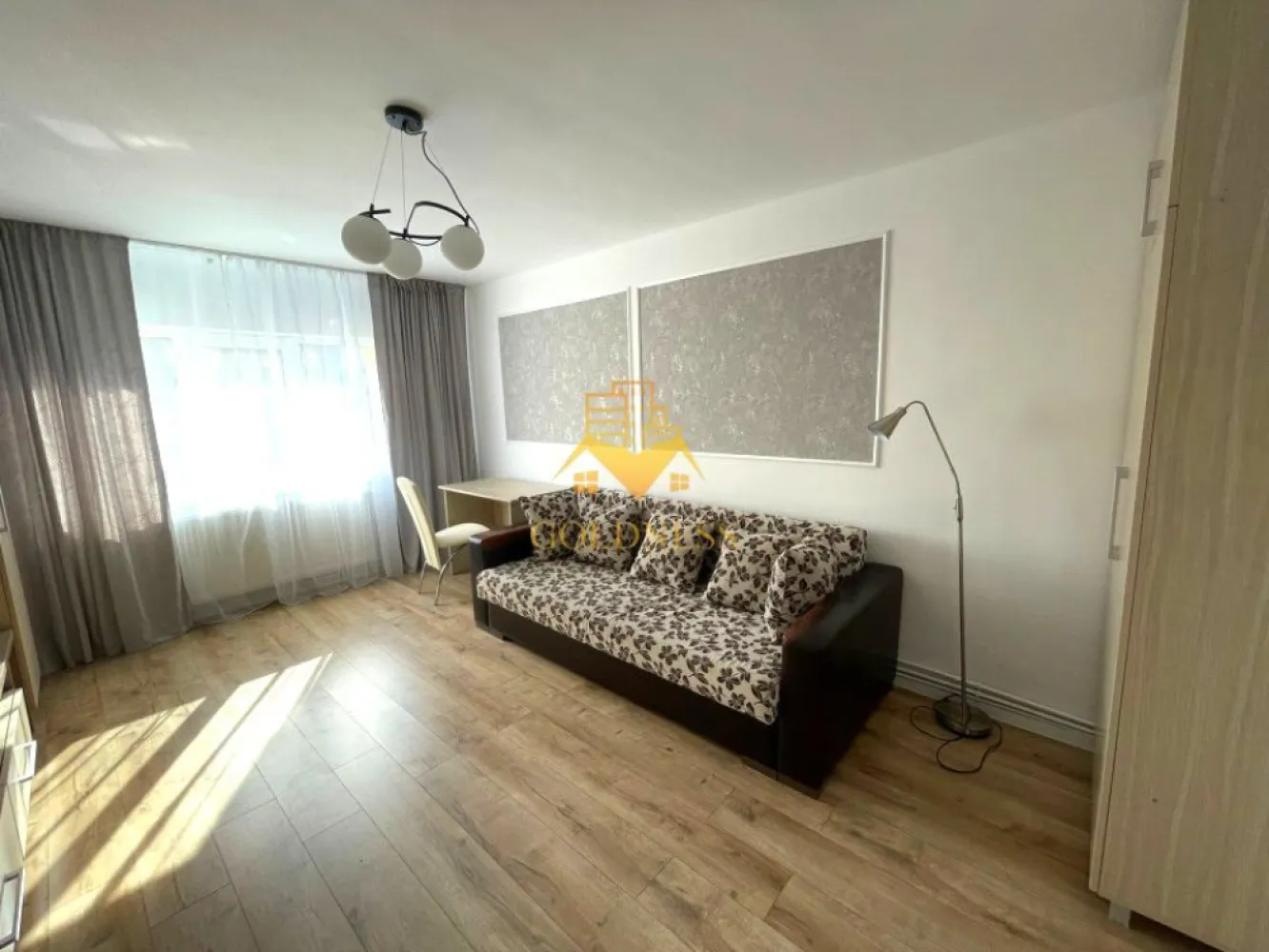 2 camere decomandate, modern, parcare, Aurel Vlaicu, Cesarom, Marasti - GOLDNESS Imobiliare vă propune spre închiriere un apartament cu 2 camere decomandate, complet mobilat și utilat, la etajul 2 într-un imobil de 4 etaje, în Cartierul Marasti, zona Aurel Vlaicu.
Dispune de garaj contracost sau se poate parca in zona la liber!
Apartamentul este la prima inchiriere!
Se află în apropierea stațiilor de transport în comun, magazine, restaurante, spații verzi, farmacii, etc. 

Apartamentul este compartimentat astfel:
 - dormitor cu pat matrimonial, dressing, noptiere
 - living cu canapea extensibilă, comoda TV si spatiu de depozitare.
 -bucatarie complet utilată si mobilata, cu loc de servita masa.
 - baie cu cabina de dus, calorifer port prosop și dulap pentru depozitare.

Imobilul este dotat cu toate cele necesare- centrală proprie, mașină de spălat haine, frigider, aragaz, hotă, etc. 

Dacă sunteți interesați de acest apartament și doriți să îl vizionați, dar și pentru alte oferte nu ezitați să ne contactați telefonic sau prin e-mail. Vă stăm la dispoziție!

Pentru intermediere se percepe un comision de 50% din prețul chiriei!