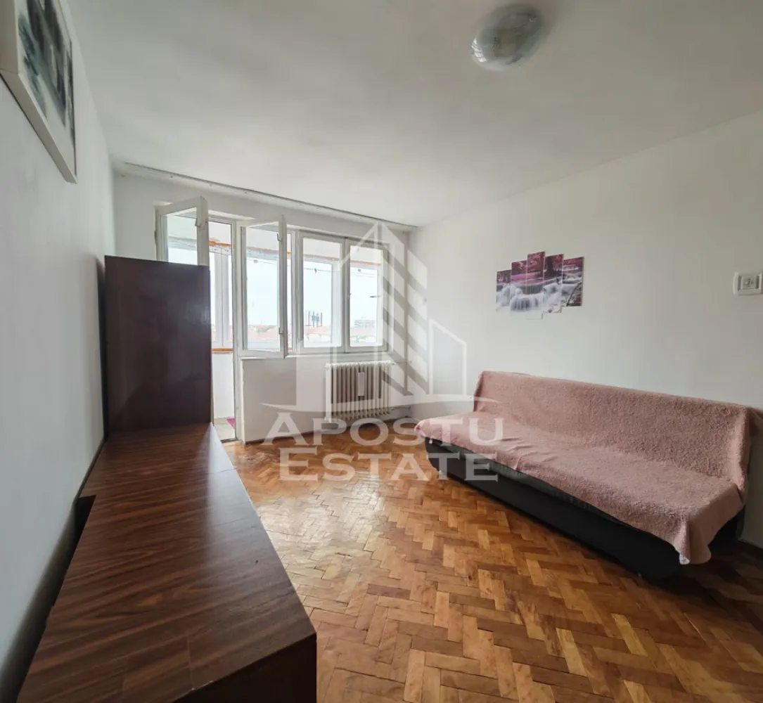 Apartament cu 2 camere de vanzare , Zona Cetății, Timisoara - Agenţia imobiliara Apostu Estate va propune spre vânzare un apartament nou cu 2 camere ,situat în zona Cetății ,una dintre cele mai căutate zone din Timisoara . Ideal atât pentru locuinţa proprie , cat si pentru investiție 

 Imobilul este situat la etajul 7 din 10 ,având o suprafață utilă de 46 mp 

 Compartimentare :
 -Bucătărie 
 -Living 
 -Dormitor matrimonial
 -Baie cu cadă și geam 
 -Balcon închis cu termopane 
 
 Apartamentul se vinde complet mobilat , conform pozelor

Apartamentul este racordat la sistemul centralizat de termoficare, oferind o temperatură constantă pe perioada iernii.

 Beneficii suplimentare :
 - Compartimentare funcțională 
 - Zona perfectă pentru locuit sau investiţie
 -Aer condiționat 
 -Izolație termică exterioara 

Vecinătății :
-Școala gimnaziala nr 18, Școala gimnaziala nr 24 , școala gimnaziala nr 19 , școala gimnaziala nr 26 
-Lidl 
-Iulius Mall 

 Pentru mai multe detalii si programarea unei vizionari , va stam cu drag la dispoziţie .
 
 Agenţia imobiliara Apostu Estate vă oferă consultanta bancara gratuita prin intermediul colaboratorilor noştri pentru alegerea celui mai potrivit tip de credit , astfel încât tu să devii noul proprietar al acestui apartament
 ID INTERN: CP3210553