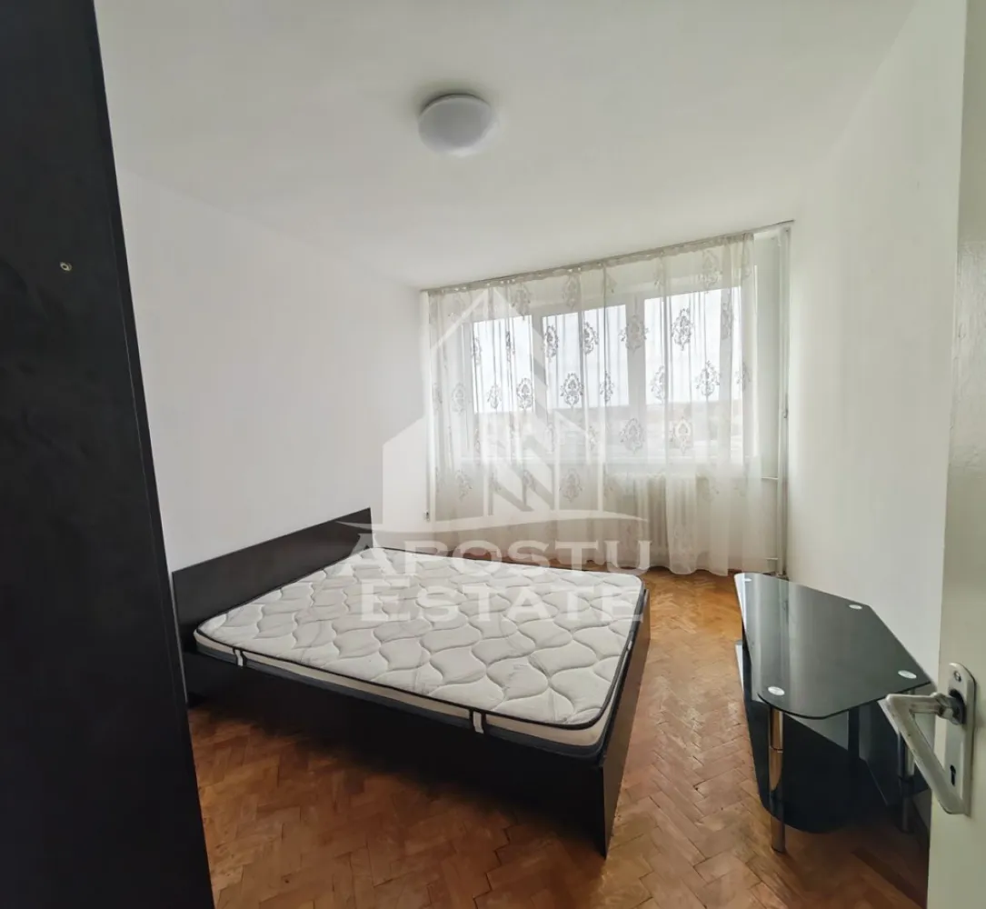 Apartament cu 2 camere de vanzare , Zona Cetății, Timisoara - Agenţia imobiliara Apostu Estate va propune spre vânzare un apartament nou cu 2 camere ,situat în zona Cetății ,una dintre cele mai căutate zone din Timisoara . Ideal atât pentru locuinţa proprie , cat si pentru investiție 

 Imobilul este situat la etajul 7 din 10 ,având o suprafață utilă de 46 mp 

 Compartimentare :
 -Bucătărie 
 -Living 
 -Dormitor matrimonial
 -Baie cu cadă și geam 
 -Balcon închis cu termopane 
 
 Apartamentul se vinde complet mobilat , conform pozelor

Apartamentul este racordat la sistemul centralizat de termoficare, oferind o temperatură constantă pe perioada iernii.

 Beneficii suplimentare :
 - Compartimentare funcțională 
 - Zona perfectă pentru locuit sau investiţie
 -Aer condiționat 
 -Izolație termică exterioara 

Vecinătății :
-Școala gimnaziala nr 18, Școala gimnaziala nr 24 , școala gimnaziala nr 19 , școala gimnaziala nr 26 
-Lidl 
-Iulius Mall 

 Pentru mai multe detalii si programarea unei vizionari , va stam cu drag la dispoziţie .
 
 Agenţia imobiliara Apostu Estate vă oferă consultanta bancara gratuita prin intermediul colaboratorilor noştri pentru alegerea celui mai potrivit tip de credit , astfel încât tu să devii noul proprietar al acestui apartament
 ID INTERN: CP3210553