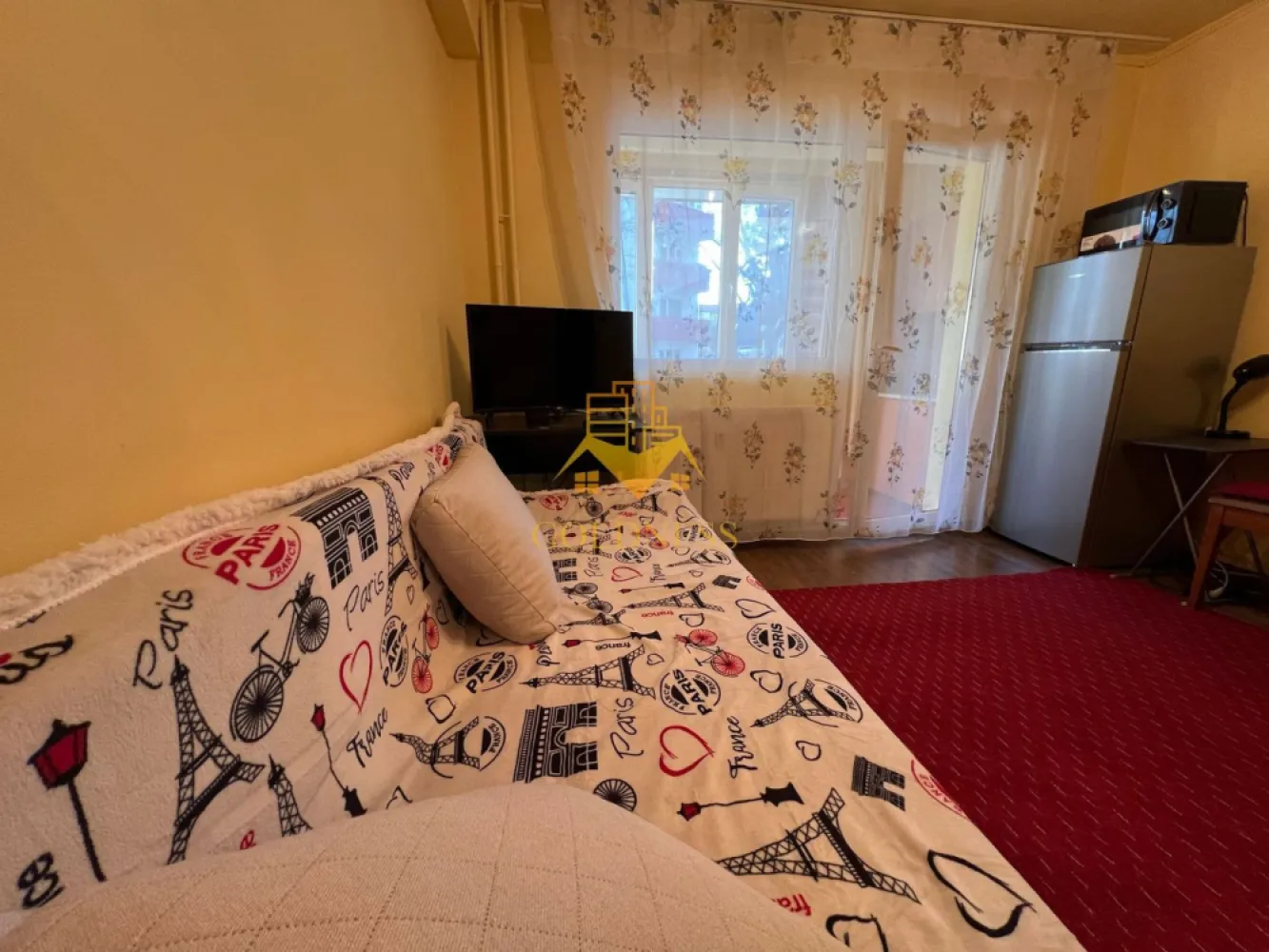 Garsoniera/STUDIO, Str Lunii, Zorilor, UMF/UTCN, Profi, Observatorului - GOLDNESS Imobiliare vă propune spre închiriere o garsoniera mobilata și utilata, la parterul unui imobil de 4 etaje, în cartierul Zorilor, strada Lunii, aproape de magazine si mijloacele de transport in comun. Apartamentul este compartimentat astfel: - dormitor cu o canapea extensibila, dressing, cuier, pantofar. - bucatarie utilată si mobilata, - baie cu cabina de dus, calorifer port prosop inox și dulap pentru depozitare. Imobilul este dotat cu toate cele necesare- termoficare, mașină de spălat haine, frigider, aragaz, hotă, cuptor cu microunde, TV, etc. Se află în apropierea stațiilor de transport în comun, magazine, restaurante, spații verzi, farmacii, etc. Posibilitate de parcare in zona. Dacă sunteți interesați de acest apartament și doriți să îl vizionați, dar și pentru alte oferte sau detalii nu ezitați să ne contactați telefonic sau prin e-mail - goldnessimobiliare@gmail.com. Vă stăm la dispoziție! Pentru intermediere se percepe un comision de 50% din prețul chiriei! }}