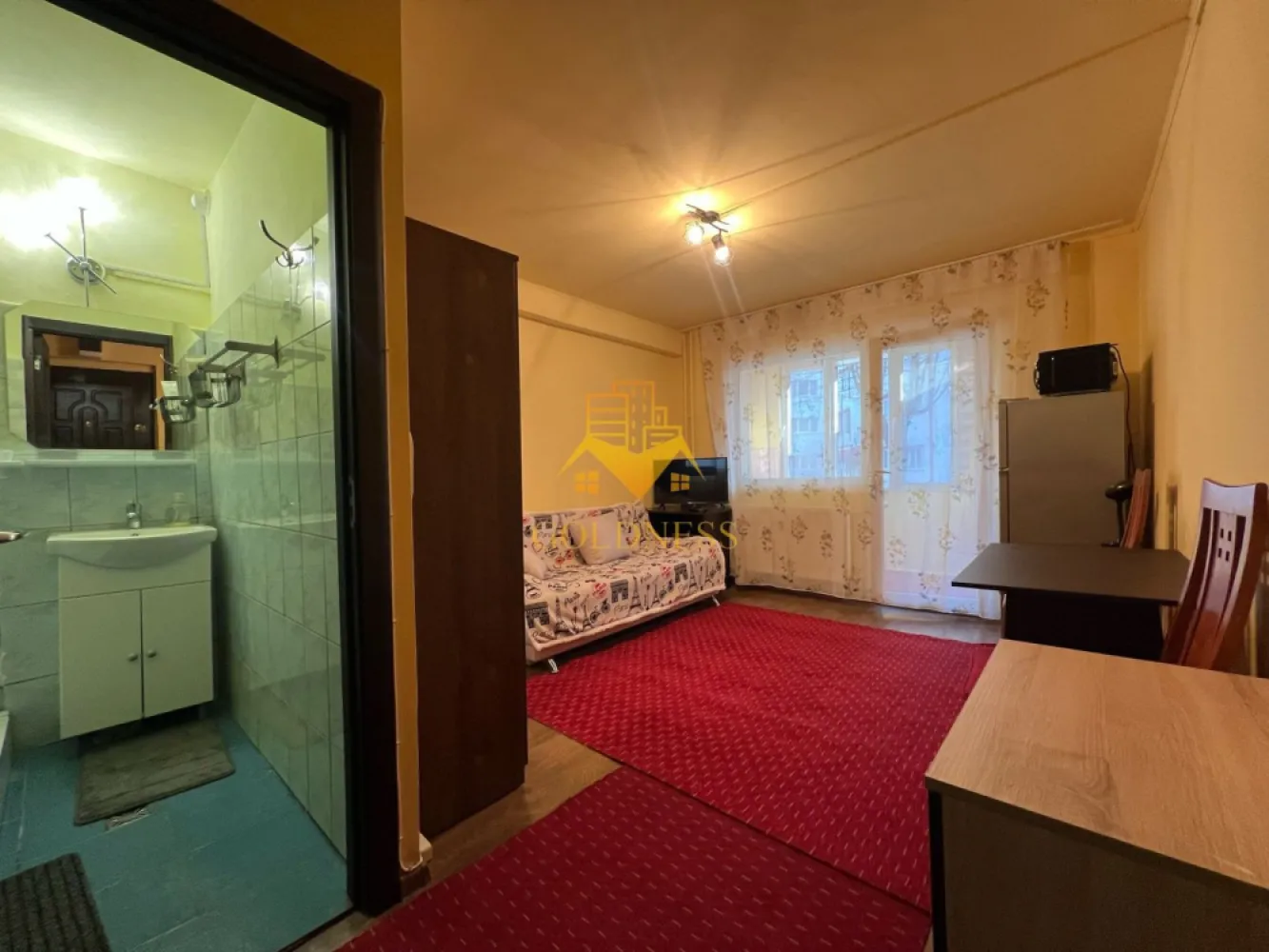 Garsoniera/STUDIO, Str Lunii, Zorilor, UMF/UTCN, Profi, Observatorului - GOLDNESS Imobiliare vă propune spre închiriere o garsoniera mobilata și utilata, la parterul unui imobil de 4 etaje, în cartierul Zorilor, strada Lunii, aproape de magazine si mijloacele de transport in comun. Apartamentul este compartimentat astfel: - dormitor cu o canapea extensibila, dressing, cuier, pantofar. - bucatarie utilată si mobilata, - baie cu cabina de dus, calorifer port prosop inox și dulap pentru depozitare. Imobilul este dotat cu toate cele necesare- termoficare, mașină de spălat haine, frigider, aragaz, hotă, cuptor cu microunde, TV, etc. Se află în apropierea stațiilor de transport în comun, magazine, restaurante, spații verzi, farmacii, etc. Posibilitate de parcare in zona. Dacă sunteți interesați de acest apartament și doriți să îl vizionați, dar și pentru alte oferte sau detalii nu ezitați să ne contactați telefonic sau prin e-mail - goldnessimobiliare@gmail.com. Vă stăm la dispoziție! Pentru intermediere se percepe un comision de 50% din prețul chiriei! }}