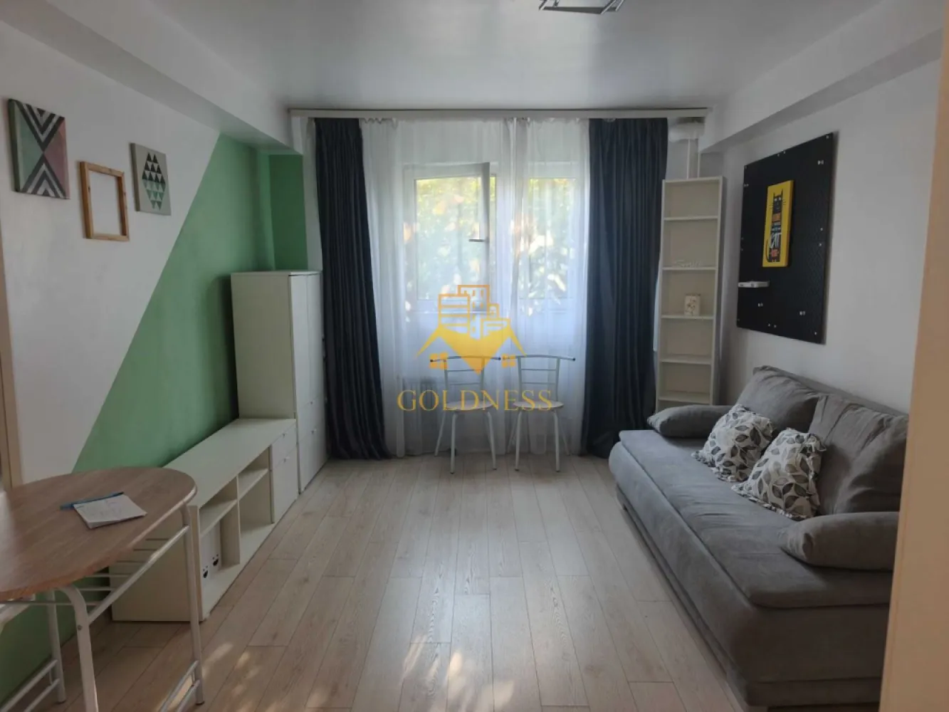 1 camera, Marasti, Expo Transilvania, Cojocnei, Aurel Vlaicu - GOLDNESS Imobiliare vă propune spre închiriere un apartament cu 1 camere complet mobilat și utilat, la etajul 2 într-un imobil de 4 etaje, în Cartierul Marasti.
Se află în apropierea stațiilor de transport în comun, magazine, restaurante, spații verzi, farmacii, etc. 

Apartamentul este compartimentat astfel:
 - camera cu canapea extensibila, dressing, noptiere
 - bucătărie complet utilată și mobilată, loc de servit masa 
 - baie cu cabina de dus, calorifer port prosop și dulap pentru depozitare.

Imobilul este dotat cu toate cele necesare- termoficare, frigider, aragaz, hotă, mașină de spălat haine, etc. 

Dacă sunteți interesați de acest apartament și doriți să îl vizionați, dar și pentru alte oferte nu ezitați să ne contactați telefonic sau prin e-mail. Vă stăm la dispoziție!
Pentru intermediere se percepe un comision de 50% din prețul chiriei!