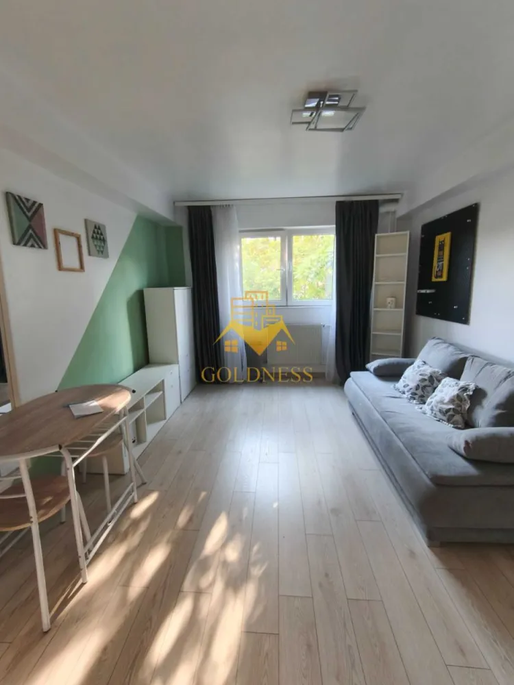 1 camera, Marasti, Expo Transilvania, Cojocnei, Aurel Vlaicu - GOLDNESS Imobiliare vă propune spre închiriere un apartament cu 1 camere complet mobilat și utilat, la etajul 2 într-un imobil de 4 etaje, în Cartierul Marasti.
Se află în apropierea stațiilor de transport în comun, magazine, restaurante, spații verzi, farmacii, etc. 

Apartamentul este compartimentat astfel:
 - camera cu canapea extensibila, dressing, noptiere
 - bucătărie complet utilată și mobilată, loc de servit masa 
 - baie cu cabina de dus, calorifer port prosop și dulap pentru depozitare.

Imobilul este dotat cu toate cele necesare- termoficare, frigider, aragaz, hotă, mașină de spălat haine, etc. 

Dacă sunteți interesați de acest apartament și doriți să îl vizionați, dar și pentru alte oferte nu ezitați să ne contactați telefonic sau prin e-mail. Vă stăm la dispoziție!
Pentru intermediere se percepe un comision de 50% din prețul chiriei!