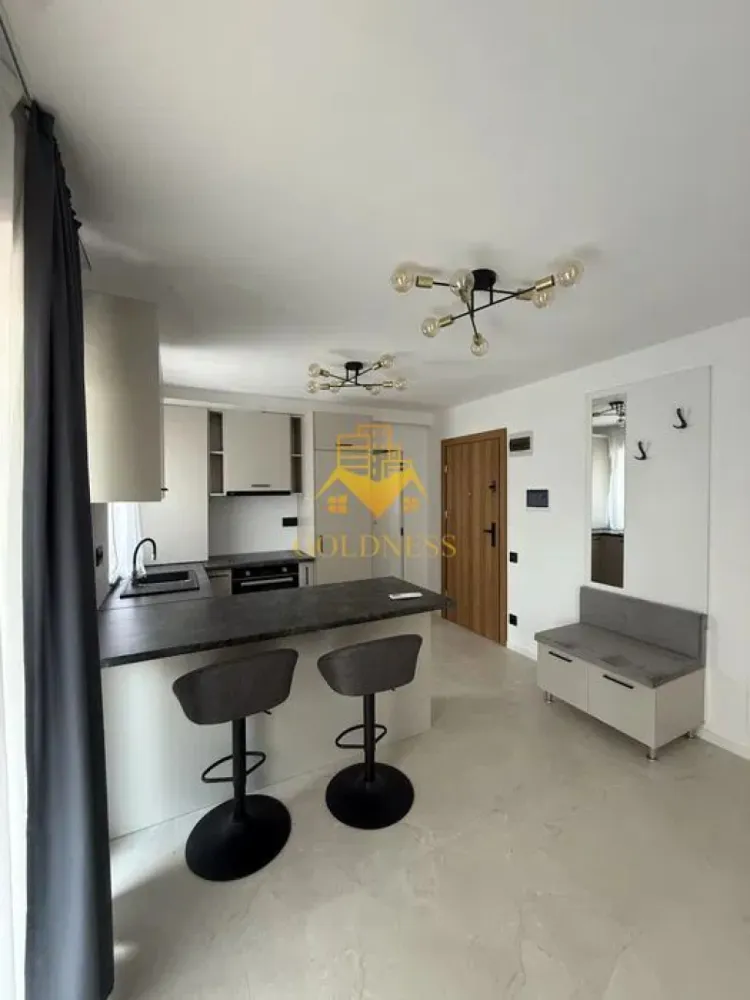 O camera, FSEGA, Iulius Mall, Parcare, Bloc nou, Dorobantilor, Profi. - GOLDNESS Imobiliare vă propune spre închiriere un apartament cu o camera complet mobilata și utilata, la etajul 2 într-un imobil de 5 etaje, în Cartierul Marasti .
Dispune de loc de parcare contracost 50E!
Se află în apropierea stațiilor de transport în comun, magazine, restaurante, spații verzi, farmacii, etc. 

Apartamentul este compartimentat astfel:
 - dormitor cu pat matrimonial, dressing, noptiere
 - bucatarie complet utilată și mobilată, loc de servit masa 
 - baie cu dus walk-in calorifer port prosop și dulap pentru depozitare.
 - balcon 7 mp.

Imobilul este dotat cu toate cele necesare- centrală proprie, frigider, aragaz, hotă, mașină de spălat haine, etc. 

Dacă sunteți interesați de acest apartament și doriți să îl vizionați, dar și pentru alte oferte nu ezitați să ne contactați telefonic sau prin e-mail. Vă stăm la dispoziție!
Pentru intermediere se percepe un comision de 50% din prețul chiriei!