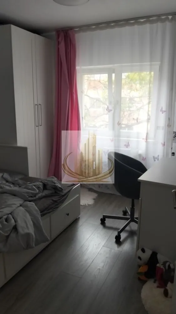 Apartament 3 camere et 2 Lipovei - Grand Mobilis Imobiliare vă oferă spre vânzare un apartament primitor cu 3 camere, situat la etajul 2, într-o zonă liniștită și foarte căutată din Lipovei. Cu o suprafață utilă de 64 mp, locuința este compartimentată semidecomandat și dispune de 2 băi, balcon închis, geamuri termopan, aer condiționat și boxă la subsol, oferind confort și spații de depozitare suplimentare. Poziționarea excelentă vă asigură acces rapid către grădinițe, școli, stații de autobuz și Iulius Town Timișoara, fiind alegerea ideală atât pentru o familie, cât și pentru investiție. Preț: 128.000 €. Pentru mai multe informații și programarea unei vizionări, contactați Grand Mobilis Imobiliare!

ID intern CP3183077