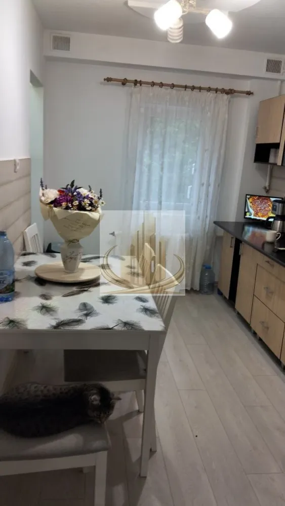 Apartament 3 camere et 2 Lipovei - Grand Mobilis Imobiliare vă oferă spre vânzare un apartament primitor cu 3 camere, situat la etajul 2, într-o zonă liniștită și foarte căutată din Lipovei. Cu o suprafață utilă de 64 mp, locuința este compartimentată semidecomandat și dispune de 2 băi, balcon închis, geamuri termopan, aer condiționat și boxă la subsol, oferind confort și spații de depozitare suplimentare. Poziționarea excelentă vă asigură acces rapid către grădinițe, școli, stații de autobuz și Iulius Town Timișoara, fiind alegerea ideală atât pentru o familie, cât și pentru investiție. Preț: 128.000 €. Pentru mai multe informații și programarea unei vizionări, contactați Grand Mobilis Imobiliare!

ID intern CP3183077