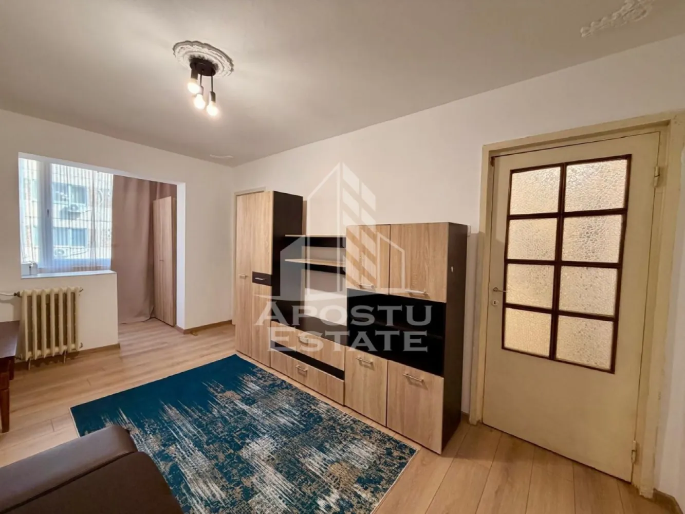 Apartament cu 2 camere de inchiriat, Complex Studentesc, Timisoara - Agentia imobiliara APOSTU ESTATE va propune spre inchiriere un apartament cu 2 camere spatios si luminos, situat in Complexul Studentesc, o zona linistita si bine pozitionata din Timisoara, potrivit pentru cupluri sau studenti care isi doresc o locuinta unde sa se simta confortabil si cu acces facil catre facultati, statii de autobuz si magazine.

Suprafață utilă: 45 mp
Compartimentare eficientă:
- Hol de acces
- Bucătărie complet mobilată și utilată, cu loc de luat masa
- Camera cu pat dublu si mini dressing
- Living luminos
- Baie prevazuta cu cada si aerisire artificiala

Confort și facilități:
- Incalzire apartament: Colterm
- Recent renovat
- Apartamentul este complet mobilat si utilat

Localizare: Zona Complex Studentesc – în apropiere de magazine, scoli, facultati si mijloace de transport în comun.

Ideal pentru:
- Studenti
- Cupluri

Preț chirie: 380€
Programeaza o vizionare pentru a-ti putea imagina viitorul aici!
ID intern: CP1889167