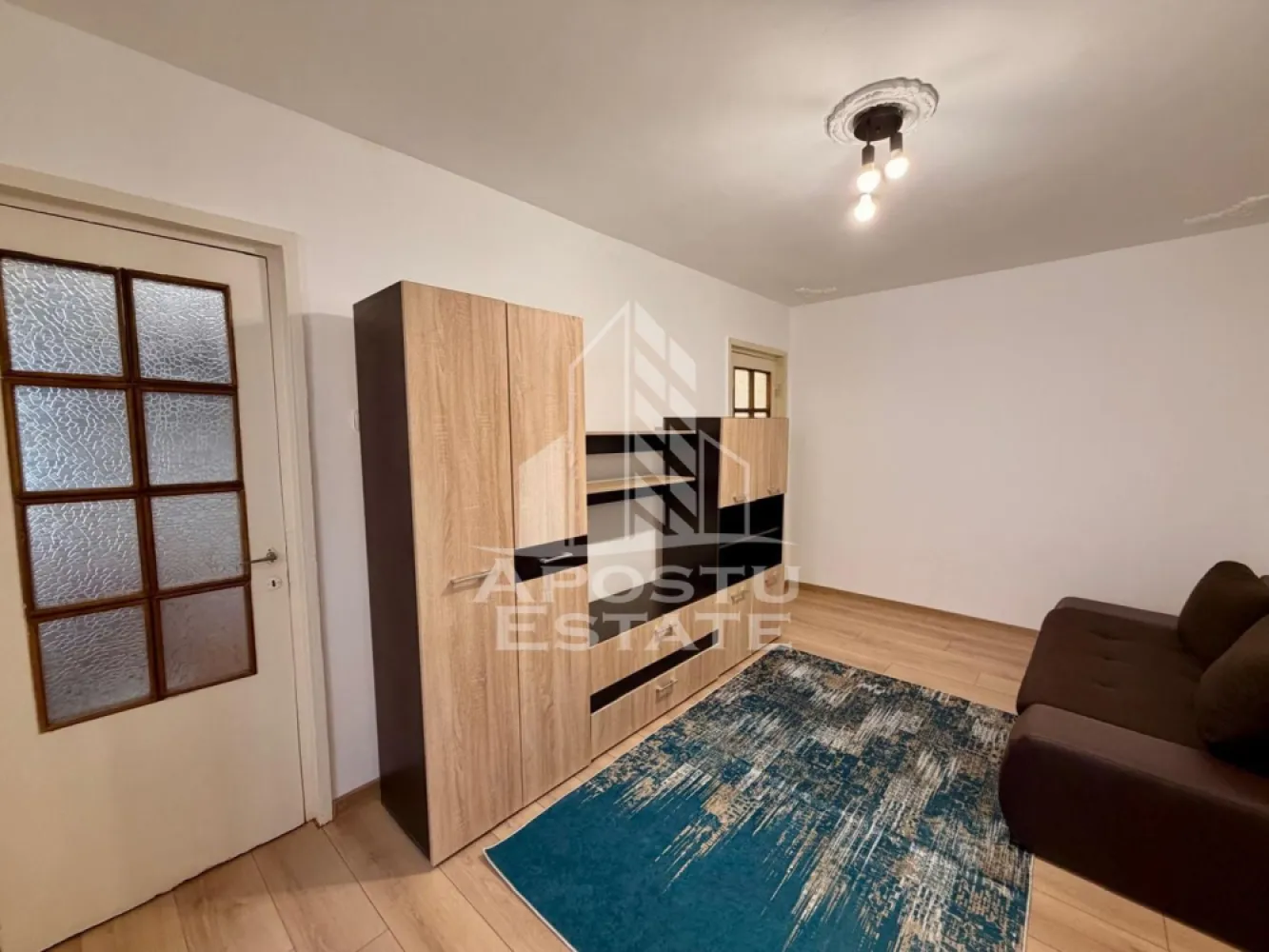 Apartament cu 2 camere de inchiriat, Complex Studentesc, Timisoara - Agentia imobiliara APOSTU ESTATE va propune spre inchiriere un apartament cu 2 camere spatios si luminos, situat in Complexul Studentesc, o zona linistita si bine pozitionata din Timisoara, potrivit pentru cupluri sau studenti care isi doresc o locuinta unde sa se simta confortabil si cu acces facil catre facultati, statii de autobuz si magazine.

Suprafață utilă: 45 mp
Compartimentare eficientă:
- Hol de acces
- Bucătărie complet mobilată și utilată, cu loc de luat masa
- Camera cu pat dublu si mini dressing
- Living luminos
- Baie prevazuta cu cada si aerisire artificiala

Confort și facilități:
- Incalzire apartament: Colterm
- Recent renovat
- Apartamentul este complet mobilat si utilat

Localizare: Zona Complex Studentesc – în apropiere de magazine, scoli, facultati si mijloace de transport în comun.

Ideal pentru:
- Studenti
- Cupluri

Preț chirie: 380€
Programeaza o vizionare pentru a-ti putea imagina viitorul aici!
ID intern: CP1889167