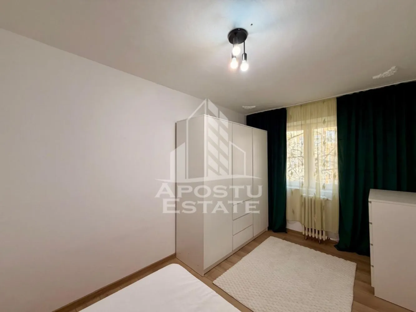 Apartament cu 2 camere de inchiriat, Complex Studentesc, Timisoara - Agentia imobiliara APOSTU ESTATE va propune spre inchiriere un apartament cu 2 camere spatios si luminos, situat in Complexul Studentesc, o zona linistita si bine pozitionata din Timisoara, potrivit pentru cupluri sau studenti care isi doresc o locuinta unde sa se simta confortabil si cu acces facil catre facultati, statii de autobuz si magazine.

Suprafață utilă: 45 mp
Compartimentare eficientă:
- Hol de acces
- Bucătărie complet mobilată și utilată, cu loc de luat masa
- Camera cu pat dublu si mini dressing
- Living luminos
- Baie prevazuta cu cada si aerisire artificiala

Confort și facilități:
- Incalzire apartament: Colterm
- Recent renovat
- Apartamentul este complet mobilat si utilat

Localizare: Zona Complex Studentesc – în apropiere de magazine, scoli, facultati si mijloace de transport în comun.

Ideal pentru:
- Studenti
- Cupluri

Preț chirie: 380€
Programeaza o vizionare pentru a-ti putea imagina viitorul aici!
ID intern: CP1889167