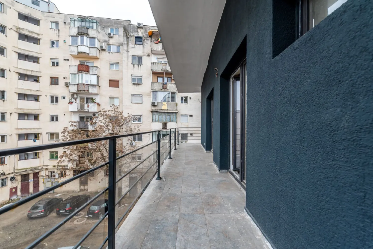 Apartament in bloc nou la INTIM etaj 2 cu loc de parcare Comision 0 - Comision 0% Preț repoziționat Se oferă spre vânzare apartament cu 1 dormitor, situat într-un bloc nou construit, în zona Intim, la etajul 2, într-un imobil modern, cu lift. Apartamentul este bine compartimentat și luminos, având: living cu bucătărie open space dormitor baie balcon foarte spațios Incalzirea este in pardoseala si se face cu centrala proprie pe gaz. Un mare avantaj îl reprezintă locul de parcare inclus, aspect important în zonă. Deși imobilul se află în apropierea unei intersecții foarte circulate, apartamentul este retras față de trafic, oferind liniște și intimitate, fiind ideal atât pentru locuit, cât și pentru investiție. 📍 Zonă bine conectată 🚗 Loc de parcare inclus 📈 Investiție excelentă pentru închiriere 📞 Pentru detalii și programarea unei vizionări: Blaga Flavius – 0754467525 Consultant imobiliar acreditat APAIR (Asociația Profesională a Agenților Imobiliari din România) Nu dispui de toată suma? Te ajutăm noi gratuit! Îți obținem oferte de la 16 bănci. Ai o proprietate de vânzare în Arad și vrei să știi cât valorează cu adevărat? Birou: ACASĂ | Agenție imobiliară Arad Adresă: Bulevardul Decebal 2, Arad 310133 }}