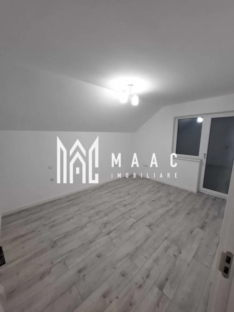 Casă 4 Camere | Prima Închiriere | Cisnădie - MAAC Imobiliare vă propune spre închiriere o casă, construită în anul 2025, situată în Cisnădie, într-o zonă bine poziționată, cu acces rapid către Sibiu, autostradă și principalele centre comerciale din zonă. Compartimentare • living / sufragerie spațioasă • 3 dormitoare • bucătărie separată • cameră tehnică • 3 băi • pod pentru depozitare Casa dispune de curte pavată de aproximativ 100 mp, oferind spațiu pentru relaxare sau parcare. Dotări și avantaje • încălzire în pardoseală atât la parter, cât și la mansardă • centrală termică pe gaz • băi complet mobilate • bucătărie complet mobilată și utilată • acces rapid către magazinele mari din Cisnădie și Sibiu • legătură rapidă cu autostrada Proprietatea oferă confort modern și eficiență energetică, fiind pregătită pentru mutare imediată. Pentru mai multe detalii sau pentru programarea unei vizionări, vă rugăm să ne contactați și să menționați ID-ul proprietății: CP2966831. }}