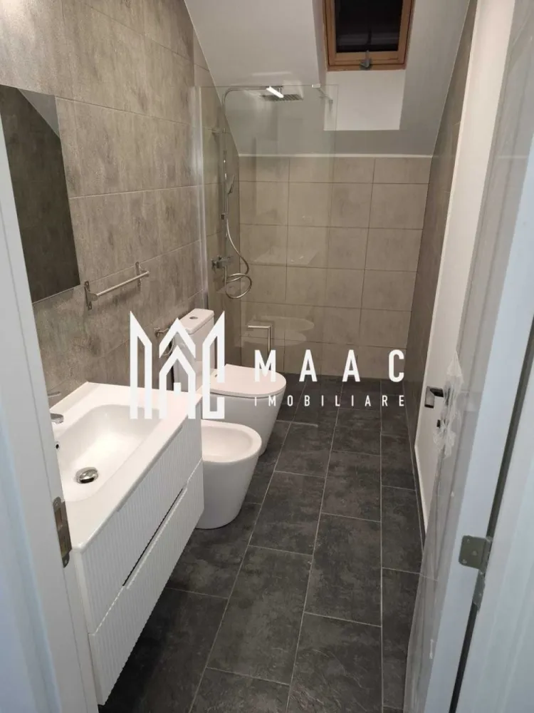 Casă 4 Camere | Prima Închiriere | Cisnădie - MAAC Imobiliare vă propune spre închiriere o casă, construită în anul 2025, situată în Cisnădie, într-o zonă bine poziționată, cu acces rapid către Sibiu, autostradă și principalele centre comerciale din zonă. Compartimentare • living / sufragerie spațioasă • 3 dormitoare • bucătărie separată • cameră tehnică • 3 băi • pod pentru depozitare Casa dispune de curte pavată de aproximativ 100 mp, oferind spațiu pentru relaxare sau parcare. Dotări și avantaje • încălzire în pardoseală atât la parter, cât și la mansardă • centrală termică pe gaz • băi complet mobilate • bucătărie complet mobilată și utilată • acces rapid către magazinele mari din Cisnădie și Sibiu • legătură rapidă cu autostrada Proprietatea oferă confort modern și eficiență energetică, fiind pregătită pentru mutare imediată. Pentru mai multe detalii sau pentru programarea unei vizionări, vă rugăm să ne contactați și să menționați ID-ul proprietății: CP2966831. }}