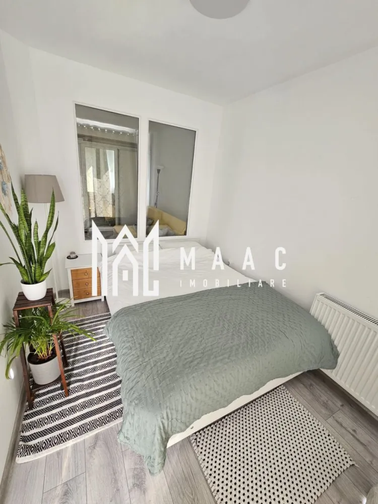 Garsoniera Decomandata I Etaj2 I Parcare I Zona Arhitecților - MAAC Imobiliare vă propune spre vânzare o garsonieră modernă, situată într-un imobil cu regim de înălțime P+3 etaje, la etajul 2, într-o zonă liniștită din Cartierul Arhitecților. Locuința are o suprafață utilă de 33 mp, fiind eficient compartimentată și ideală atât pentru locuit, cât și pentru investiție. Garsoniera este compusă din: cameră spațioasă și luminoasă bucătărie baie cu cadă balcon 3 mp Proprietatea beneficiază de aer condiționat, oferind confort sporit pe tot parcursul anului. În plus, locul de parcare este inclus, un avantaj important în zonă. Imobilul este amplasat într-o zonă în continuă dezvoltare, cu acces facil către magazine, mijloace de transport și alte puncte de interes. Pentru mai multe detalii si programarea unei vizionari vă rugăm să specificați că ați văzut anunțul cu ID: CP2957412. }}