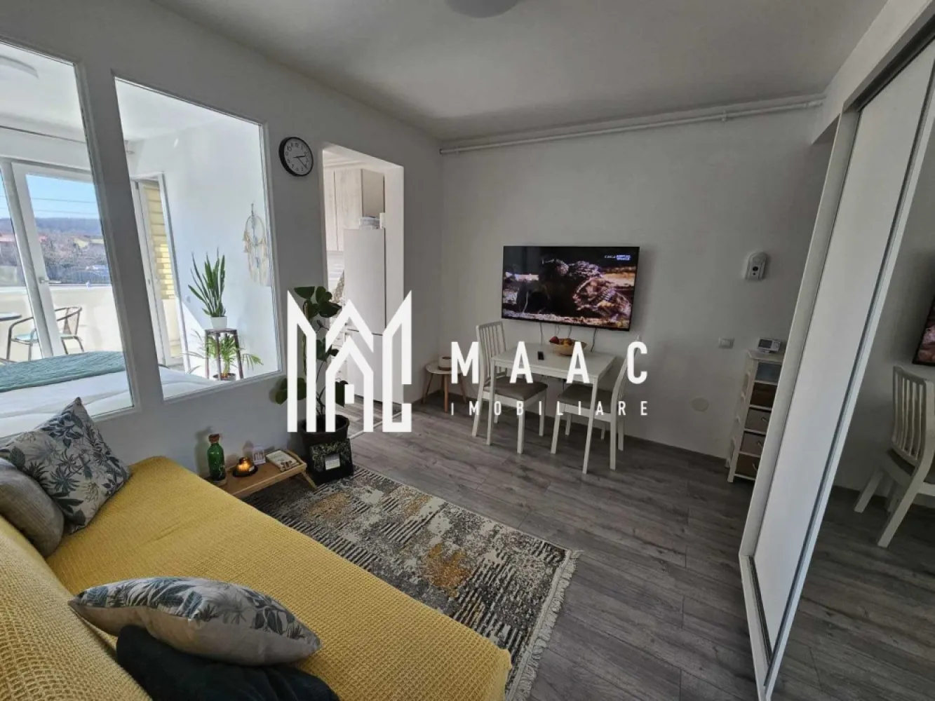 Garsoniera Decomandata I Etaj2 I Parcare I Zona Arhitecților - MAAC Imobiliare vă propune spre vânzare o garsonieră modernă, situată într-un imobil cu regim de înălțime P+3 etaje, la etajul 2, într-o zonă liniștită din Cartierul Arhitecților. Locuința are o suprafață utilă de 33 mp, fiind eficient compartimentată și ideală atât pentru locuit, cât și pentru investiție. Garsoniera este compusă din: cameră spațioasă și luminoasă bucătărie baie cu cadă balcon 3 mp Proprietatea beneficiază de aer condiționat, oferind confort sporit pe tot parcursul anului. În plus, locul de parcare este inclus, un avantaj important în zonă. Imobilul este amplasat într-o zonă în continuă dezvoltare, cu acces facil către magazine, mijloace de transport și alte puncte de interes. Pentru mai multe detalii si programarea unei vizionari vă rugăm să specificați că ați văzut anunțul cu ID: CP2957412. }}