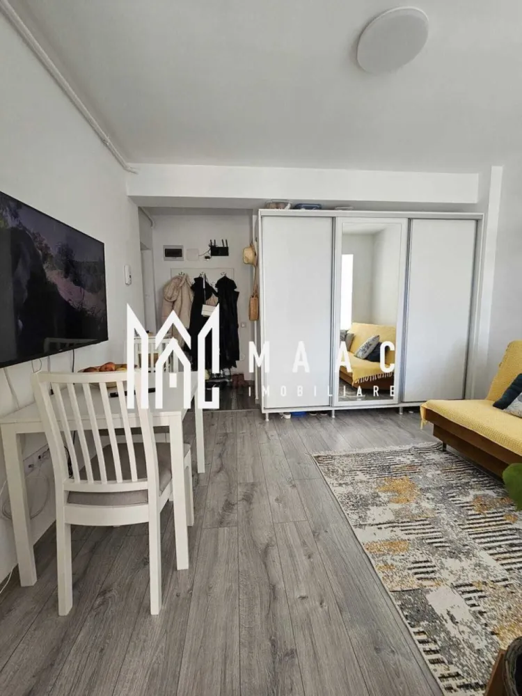 Garsoniera Decomandata I Etaj2 I Parcare I Zona Arhitecților - MAAC Imobiliare vă propune spre vânzare o garsonieră modernă, situată într-un imobil cu regim de înălțime P+3 etaje, la etajul 2, într-o zonă liniștită din Cartierul Arhitecților. Locuința are o suprafață utilă de 33 mp, fiind eficient compartimentată și ideală atât pentru locuit, cât și pentru investiție. Garsoniera este compusă din: cameră spațioasă și luminoasă bucătărie baie cu cadă balcon 3 mp Proprietatea beneficiază de aer condiționat, oferind confort sporit pe tot parcursul anului. În plus, locul de parcare este inclus, un avantaj important în zonă. Imobilul este amplasat într-o zonă în continuă dezvoltare, cu acces facil către magazine, mijloace de transport și alte puncte de interes. Pentru mai multe detalii si programarea unei vizionari vă rugăm să specificați că ați văzut anunțul cu ID: CP2957412. }}