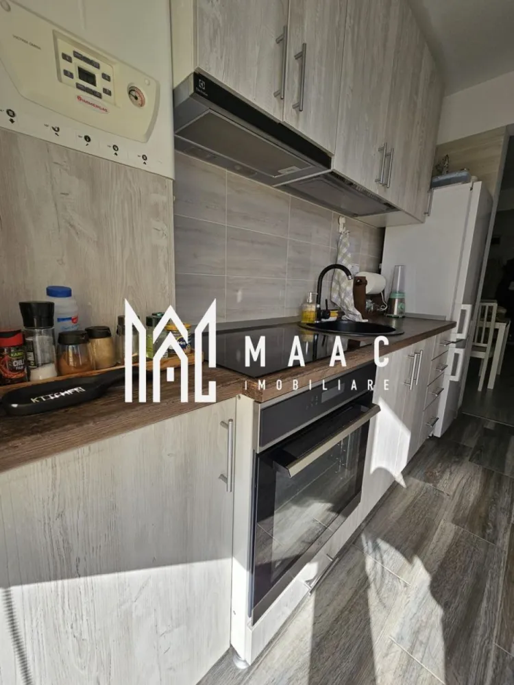 Garsoniera Decomandata I Etaj2 I Parcare I Zona Arhitecților - MAAC Imobiliare vă propune spre vânzare o garsonieră modernă, situată într-un imobil cu regim de înălțime P+3 etaje, la etajul 2, într-o zonă liniștită din Cartierul Arhitecților. Locuința are o suprafață utilă de 33 mp, fiind eficient compartimentată și ideală atât pentru locuit, cât și pentru investiție. Garsoniera este compusă din: cameră spațioasă și luminoasă bucătărie baie cu cadă balcon 3 mp Proprietatea beneficiază de aer condiționat, oferind confort sporit pe tot parcursul anului. În plus, locul de parcare este inclus, un avantaj important în zonă. Imobilul este amplasat într-o zonă în continuă dezvoltare, cu acces facil către magazine, mijloace de transport și alte puncte de interes. Pentru mai multe detalii si programarea unei vizionari vă rugăm să specificați că ați văzut anunțul cu ID: CP2957412. }}