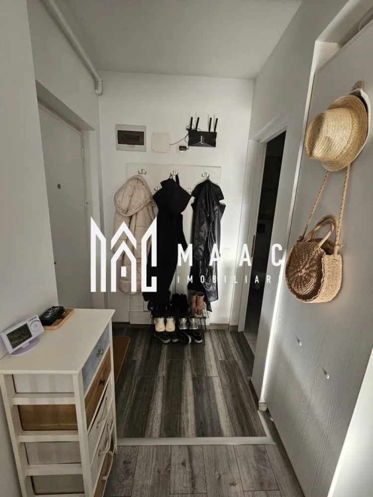 Garsoniera Decomandata I Etaj2 I Parcare I Zona Arhitecților - MAAC Imobiliare vă propune spre vânzare o garsonieră modernă, situată într-un imobil cu regim de înălțime P+3 etaje, la etajul 2, într-o zonă liniștită din Cartierul Arhitecților. Locuința are o suprafață utilă de 33 mp, fiind eficient compartimentată și ideală atât pentru locuit, cât și pentru investiție. Garsoniera este compusă din: cameră spațioasă și luminoasă bucătărie baie cu cadă balcon 3 mp Proprietatea beneficiază de aer condiționat, oferind confort sporit pe tot parcursul anului. În plus, locul de parcare este inclus, un avantaj important în zonă. Imobilul este amplasat într-o zonă în continuă dezvoltare, cu acces facil către magazine, mijloace de transport și alte puncte de interes. Pentru mai multe detalii si programarea unei vizionari vă rugăm să specificați că ați văzut anunțul cu ID: CP2957412. }}