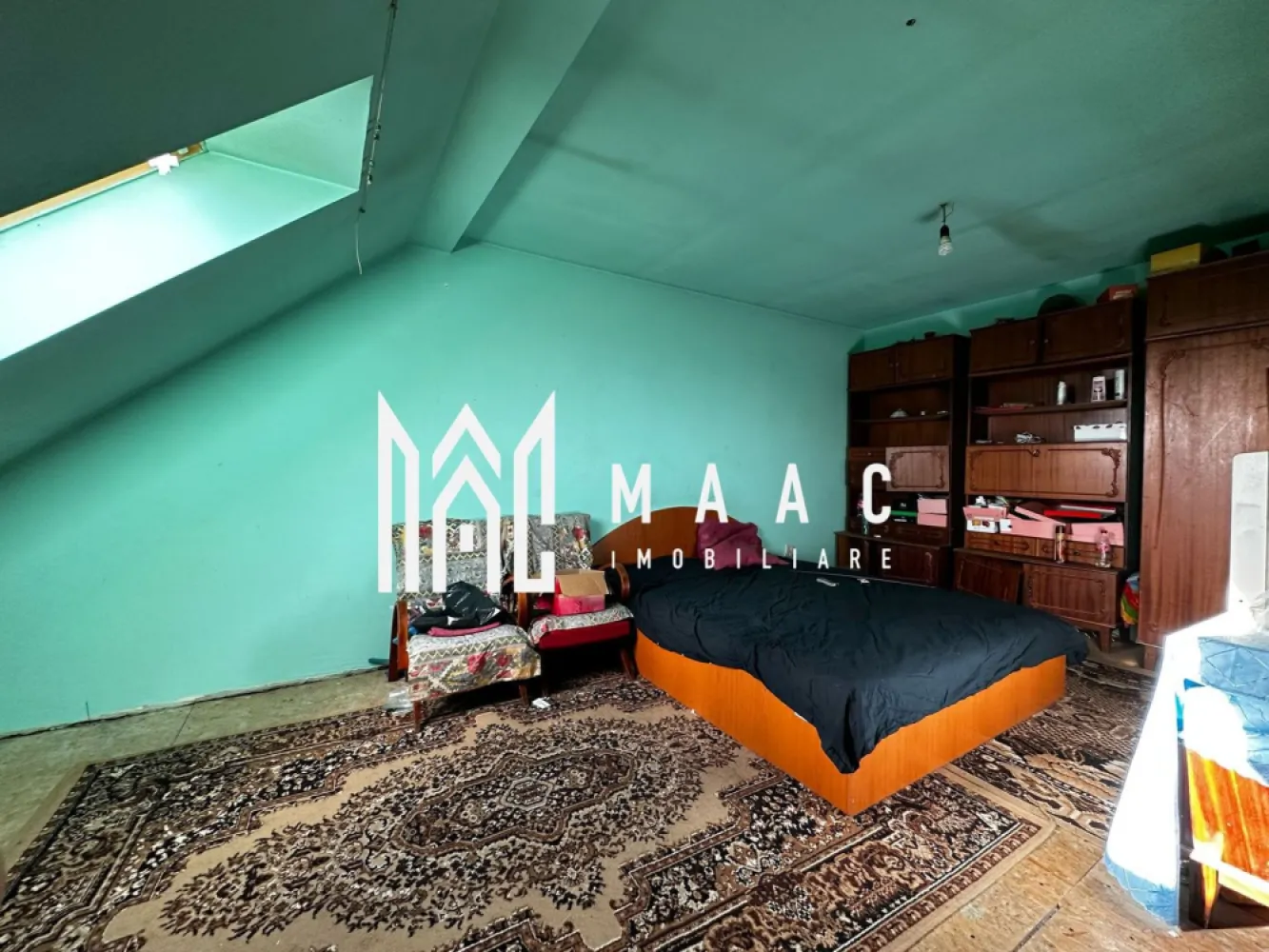 Apartament 2 camere | 40 mp | Vasile Aaron - MAAC Imobiliare vă propune spre vânzare o mansardă situată la etajul 5 al unui imobil din cartierul Vasile Aaron, o locuință potrivită pentru locuire sau investiție, amplasată într-o zonă cu acces facil către numeroase facilități urbane. Apartamentul are o suprafață utilă de 40 mp și este compartimentat pe două niveluri, oferind o organizare practică a spațiului locuibil. Compartimentarea locuinței este următoarea: -la primul nivel: bucătărie open space și baie cu duș -la etaj: dormitor Acoperișul imobilului este realizat din țiglă, oferind protecție și durabilitate în timp. Proprietatea beneficiază de o poziționare avantajoasă în cartierul Vasile Aaron, în apropiere de numeroase puncte de interes precum școli, farmacii, supermarketuri, sală de sport, cabinete medicale, parc, piață și mijloace de transport în comun. De asemenea, Shopping City Sibiu se află la aproximativ 4 minute de mers cu mașina. Pentru mai multe detalii, vă rugăm să menționați telefonic că ați văzut anunțul cu CP2007565. }}