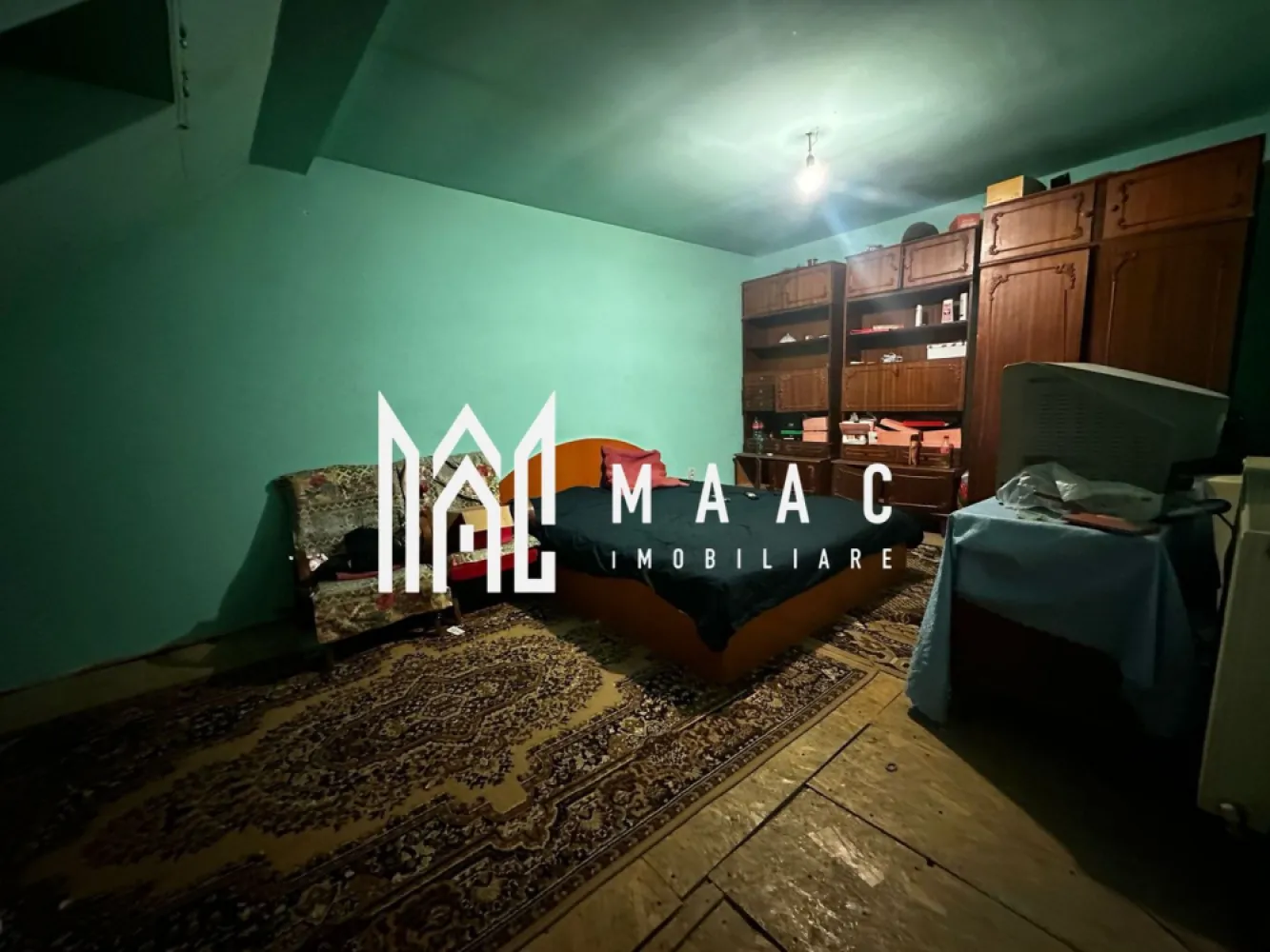 Apartament 2 camere | 40 mp | Vasile Aaron - MAAC Imobiliare vă propune spre vânzare o mansardă situată la etajul 5 al unui imobil din cartierul Vasile Aaron, o locuință potrivită pentru locuire sau investiție, amplasată într-o zonă cu acces facil către numeroase facilități urbane. Apartamentul are o suprafață utilă de 40 mp și este compartimentat pe două niveluri, oferind o organizare practică a spațiului locuibil. Compartimentarea locuinței este următoarea: -la primul nivel: bucătărie open space și baie cu duș -la etaj: dormitor Acoperișul imobilului este realizat din țiglă, oferind protecție și durabilitate în timp. Proprietatea beneficiază de o poziționare avantajoasă în cartierul Vasile Aaron, în apropiere de numeroase puncte de interes precum școli, farmacii, supermarketuri, sală de sport, cabinete medicale, parc, piață și mijloace de transport în comun. De asemenea, Shopping City Sibiu se află la aproximativ 4 minute de mers cu mașina. Pentru mai multe detalii, vă rugăm să menționați telefonic că ați văzut anunțul cu CP2007565. }}