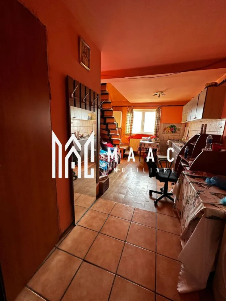 Apartament 2 camere | 40 mp | Vasile Aaron - MAAC Imobiliare vă propune spre vânzare o mansardă situată la etajul 5 al unui imobil din cartierul Vasile Aaron, o locuință potrivită pentru locuire sau investiție, amplasată într-o zonă cu acces facil către numeroase facilități urbane. Apartamentul are o suprafață utilă de 40 mp și este compartimentat pe două niveluri, oferind o organizare practică a spațiului locuibil. Compartimentarea locuinței este următoarea: -la primul nivel: bucătărie open space și baie cu duș -la etaj: dormitor Acoperișul imobilului este realizat din țiglă, oferind protecție și durabilitate în timp. Proprietatea beneficiază de o poziționare avantajoasă în cartierul Vasile Aaron, în apropiere de numeroase puncte de interes precum școli, farmacii, supermarketuri, sală de sport, cabinete medicale, parc, piață și mijloace de transport în comun. De asemenea, Shopping City Sibiu se află la aproximativ 4 minute de mers cu mașina. Pentru mai multe detalii, vă rugăm să menționați telefonic că ați văzut anunțul cu CP2007565. }}