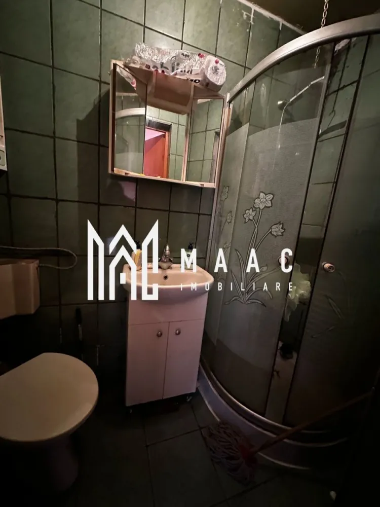 Apartament 2 camere | 40 mp | Vasile Aaron - MAAC Imobiliare vă propune spre vânzare o mansardă situată la etajul 5 al unui imobil din cartierul Vasile Aaron, o locuință potrivită pentru locuire sau investiție, amplasată într-o zonă cu acces facil către numeroase facilități urbane. Apartamentul are o suprafață utilă de 40 mp și este compartimentat pe două niveluri, oferind o organizare practică a spațiului locuibil. Compartimentarea locuinței este următoarea: -la primul nivel: bucătărie open space și baie cu duș -la etaj: dormitor Acoperișul imobilului este realizat din țiglă, oferind protecție și durabilitate în timp. Proprietatea beneficiază de o poziționare avantajoasă în cartierul Vasile Aaron, în apropiere de numeroase puncte de interes precum școli, farmacii, supermarketuri, sală de sport, cabinete medicale, parc, piață și mijloace de transport în comun. De asemenea, Shopping City Sibiu se află la aproximativ 4 minute de mers cu mașina. Pentru mai multe detalii, vă rugăm să menționați telefonic că ați văzut anunțul cu CP2007565. }}