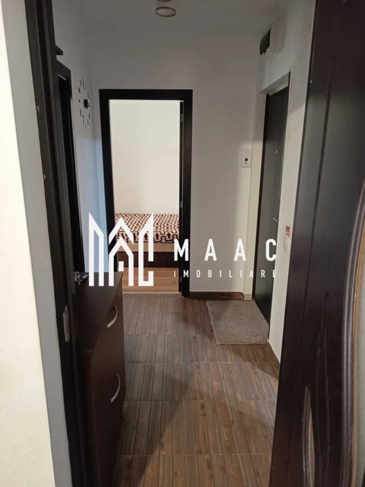 Apartament de vânzare - MAAC IMOBILIARE vă propune spre vânzare un apartament cu 2 camere situat în zona Nord din Râmnicu Vâlcea (zona Cati și Sile), într-o locație liniștită și bine conectată la principalele puncte de interes ale orașului. Apartamentul este amplasat la etajul 5 din 5, fiind luminos și bine compartimentat, ideal pentru locuință personală sau pentru investiție. Locuința dispune de o compartimentare practică, fiind formată din: 2 camere bucătărie baie hol balcon Apartamentul beneficiază de centrală termică proprie și instalație pe cupru, oferind confort termic și eficiență în consum. Un alt avantaj important este faptul că se vinde complet mobilat și utilat, exact ca în fotografii, fiind pregătit pentru mutare imediată, fără investiții suplimentare. Zona este una liniștită și foarte accesibilă, în apropiere aflându-se școli, magazine, mijloace de transport și alte facilități, ceea ce face proprietatea potrivită atât pentru locuit, cât și pentru investiție. Pentru mai multe informații sau pentru programarea unei vizionări, echipa MAAC IMOBILIARE vă stă la dispoziție. CP2970191 }}
