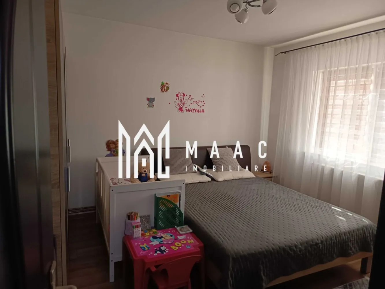 Apartament de vânzare - MAAC IMOBILIARE vă propune spre vânzare un apartament cu 2 camere situat în zona Nord din Râmnicu Vâlcea (zona Cati și Sile), într-o locație liniștită și bine conectată la principalele puncte de interes ale orașului. Apartamentul este amplasat la etajul 5 din 5, fiind luminos și bine compartimentat, ideal pentru locuință personală sau pentru investiție. Locuința dispune de o compartimentare practică, fiind formată din: 2 camere bucătărie baie hol balcon Apartamentul beneficiază de centrală termică proprie și instalație pe cupru, oferind confort termic și eficiență în consum. Un alt avantaj important este faptul că se vinde complet mobilat și utilat, exact ca în fotografii, fiind pregătit pentru mutare imediată, fără investiții suplimentare. Zona este una liniștită și foarte accesibilă, în apropiere aflându-se școli, magazine, mijloace de transport și alte facilități, ceea ce face proprietatea potrivită atât pentru locuit, cât și pentru investiție. Pentru mai multe informații sau pentru programarea unei vizionări, echipa MAAC IMOBILIARE vă stă la dispoziție. CP2970191 }}