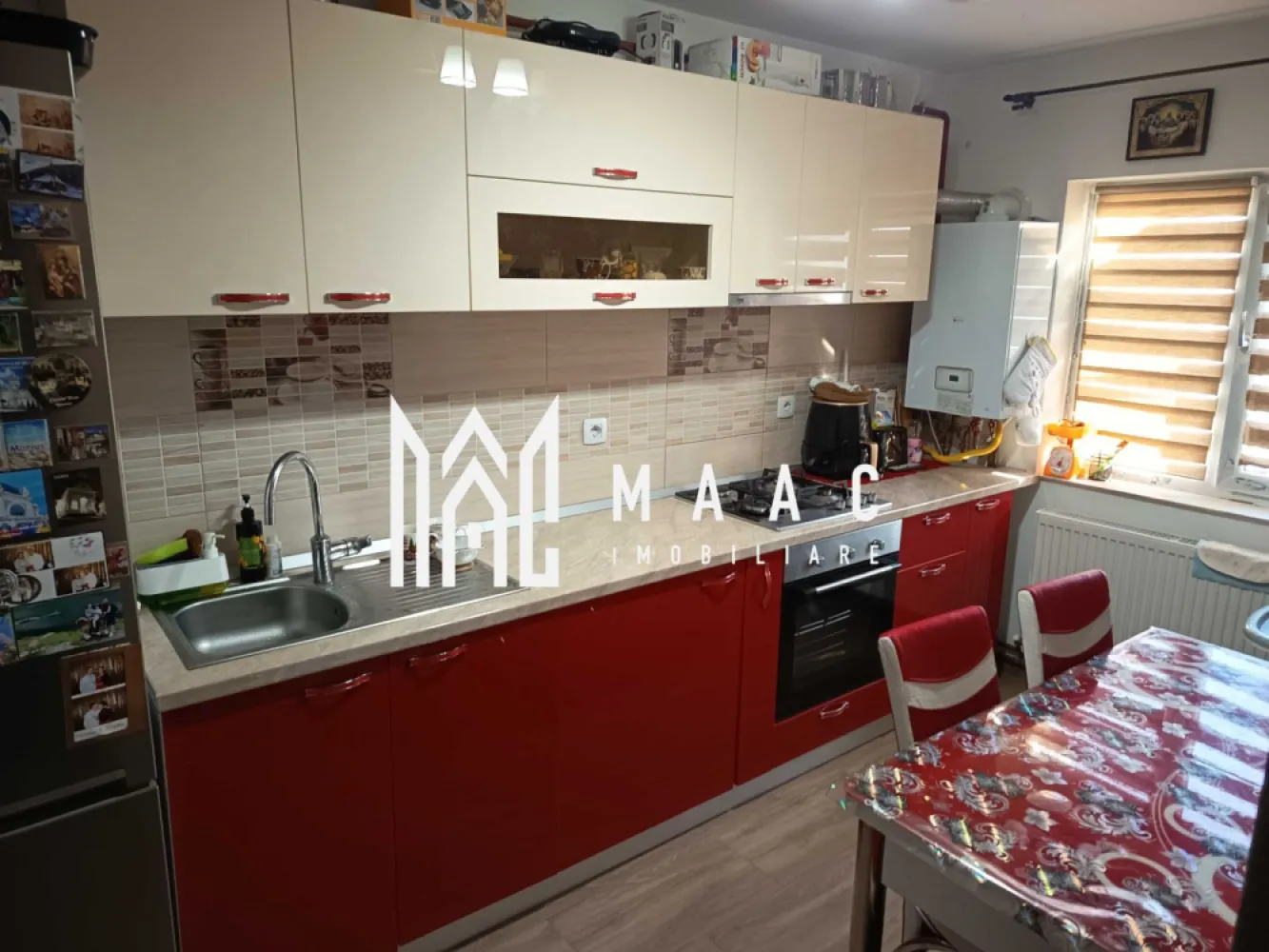 Apartament de vânzare - MAAC IMOBILIARE vă propune spre vânzare un apartament cu 2 camere situat în zona Nord din Râmnicu Vâlcea (zona Cati și Sile), într-o locație liniștită și bine conectată la principalele puncte de interes ale orașului. Apartamentul este amplasat la etajul 5 din 5, fiind luminos și bine compartimentat, ideal pentru locuință personală sau pentru investiție. Locuința dispune de o compartimentare practică, fiind formată din: 2 camere bucătărie baie hol balcon Apartamentul beneficiază de centrală termică proprie și instalație pe cupru, oferind confort termic și eficiență în consum. Un alt avantaj important este faptul că se vinde complet mobilat și utilat, exact ca în fotografii, fiind pregătit pentru mutare imediată, fără investiții suplimentare. Zona este una liniștită și foarte accesibilă, în apropiere aflându-se școli, magazine, mijloace de transport și alte facilități, ceea ce face proprietatea potrivită atât pentru locuit, cât și pentru investiție. Pentru mai multe informații sau pentru programarea unei vizionări, echipa MAAC IMOBILIARE vă stă la dispoziție. CP2970191 }}