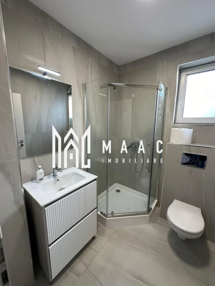 Casa tip duplex | 150mp | Terasa | Vasile Aaron - Selimbar - MAAC Imobiliare ofera spre inchiriere casa noua tip duplex, moderna, complet utilata si mobilata dupa preferintele si nevoile chiriasului, in zona Vasile Aaron - Selimbar. Locuinta decomandata este alcatuita din living cu iesire pe terasa, bucatarie separata si baie cu dus si geam la parter, iar la etaj sunt 3 dormitoare, baie cu cada si geam si balcon. Proprietatea este la prima inchiriere, are incalzire in pardoseala cu termostat in fiecare incapere, iar curtea are aproximativ 200 mp liberi si o terasa acoperita pe care se iese din living si din bucatarie. Se pot parca 3 masini in curte. Proprietatea este situata intr-o zona linistita si insorita de case, la numai cateva minute de mers de Shopping City. Se perecepe o chirie in avans si garantie in cuantumul unei chirii lunare. Disponibilitate imediata. Pentru mai multe detalii sau pentru a programa o vizionare, va rugam specificati telefonic: CP2833163 }}