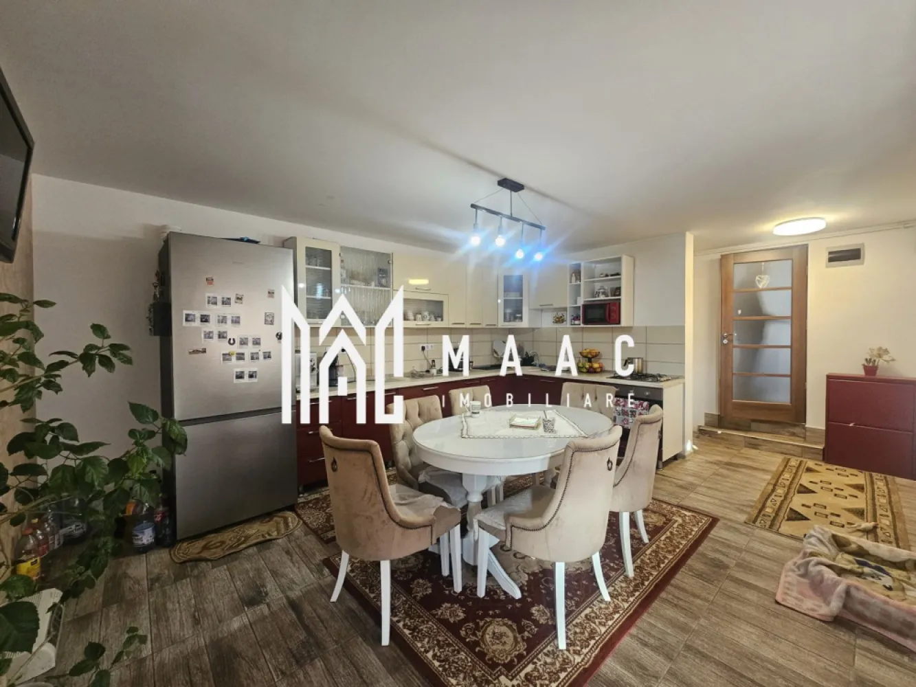 Casa individuala | Teren 450 mp | Garaj | Piata Cluj - MAAC Imobiliare vă propune spre vânzare o proprietate generoasă situată într-o zonă apreciată și bine conectată din Sibiu – zona Piața Cluj, ideală pentru familie sau pentru cei care își doresc confort, spațiu și intimitate. Imobilul este construit pe un teren de 450 mp și beneficiază de o compartimentare practică, având regim de înălțime P+1+Pod, cu o suprafață utilă de 150 mp și o suprafață construită desfășurată de 210 mp. Compartimentare Casa este bine organizată și oferă spațiu generos pentru întreaga familie: 4 dormitoare luminoase living spațios bucătărie separată 2 holuri 2 băi Spațiile sunt distribuite eficient între parter și etaj, iar podul oferă posibilități suplimentare de depozitare. Teren și spații exterioare Proprietatea dispune de: curte de aproximativ 130 mp grădină de aproximativ 110 mp acces auto în curte În curte se află și construcții auxiliare foarte utile: magazie de 67 mp garaj de 20 mp Dotări și îmbunătățiri Casa beneficiază de mai multe îmbunătățiri importante: panouri solare pentru eficiență energetică acoperiș nou cu țiglă de beton geamuri tripan pentru izolare termică și fonică superioară jaluzele exterioare electrice la toate ferestrele de la strada. Avantaje zonă liniștită și bine conectată proprietate ideală pentru familie numeroasă curte și grădină pentru relaxare spații auxiliare generoase (magazie + garaj) multiple îmbunătățiri deja realizate Pentru mai multe informații sau pentru programarea unei vizionări, echipa MAAC Imobiliare vă stă cu drag la dispoziție. ID: CP2968209. }}