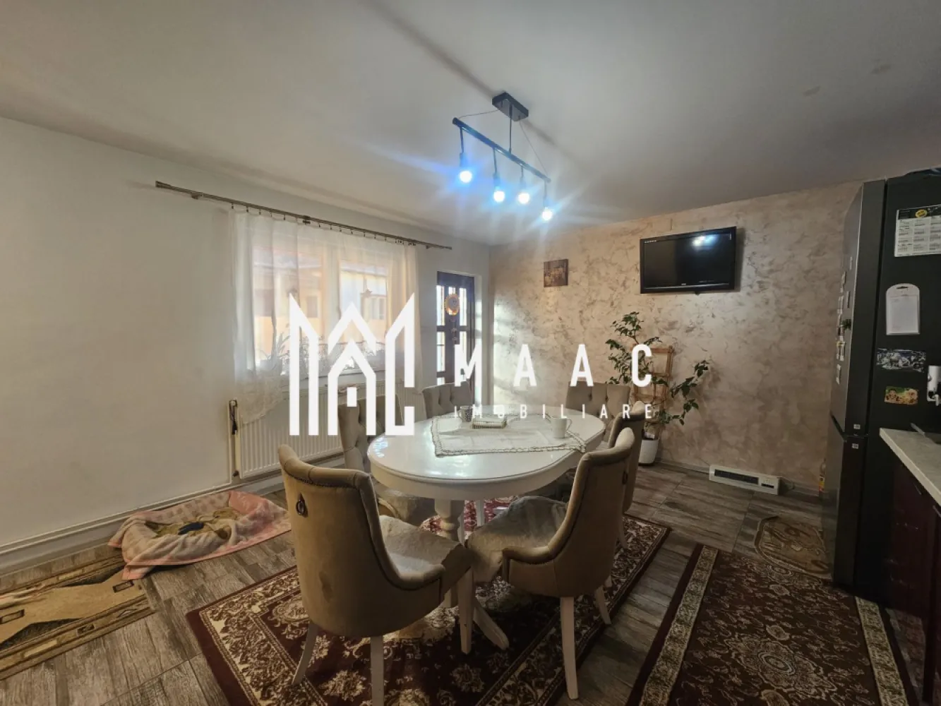 Casa individuala | Teren 450 mp | Garaj | Piata Cluj - MAAC Imobiliare vă propune spre vânzare o proprietate generoasă situată într-o zonă apreciată și bine conectată din Sibiu – zona Piața Cluj, ideală pentru familie sau pentru cei care își doresc confort, spațiu și intimitate. Imobilul este construit pe un teren de 450 mp și beneficiază de o compartimentare practică, având regim de înălțime P+1+Pod, cu o suprafață utilă de 150 mp și o suprafață construită desfășurată de 210 mp. Compartimentare Casa este bine organizată și oferă spațiu generos pentru întreaga familie: 4 dormitoare luminoase living spațios bucătărie separată 2 holuri 2 băi Spațiile sunt distribuite eficient între parter și etaj, iar podul oferă posibilități suplimentare de depozitare. Teren și spații exterioare Proprietatea dispune de: curte de aproximativ 130 mp grădină de aproximativ 110 mp acces auto în curte În curte se află și construcții auxiliare foarte utile: magazie de 67 mp garaj de 20 mp Dotări și îmbunătățiri Casa beneficiază de mai multe îmbunătățiri importante: panouri solare pentru eficiență energetică acoperiș nou cu țiglă de beton geamuri tripan pentru izolare termică și fonică superioară jaluzele exterioare electrice la toate ferestrele de la strada. Avantaje zonă liniștită și bine conectată proprietate ideală pentru familie numeroasă curte și grădină pentru relaxare spații auxiliare generoase (magazie + garaj) multiple îmbunătățiri deja realizate Pentru mai multe informații sau pentru programarea unei vizionări, echipa MAAC Imobiliare vă stă cu drag la dispoziție. ID: CP2968209. }}