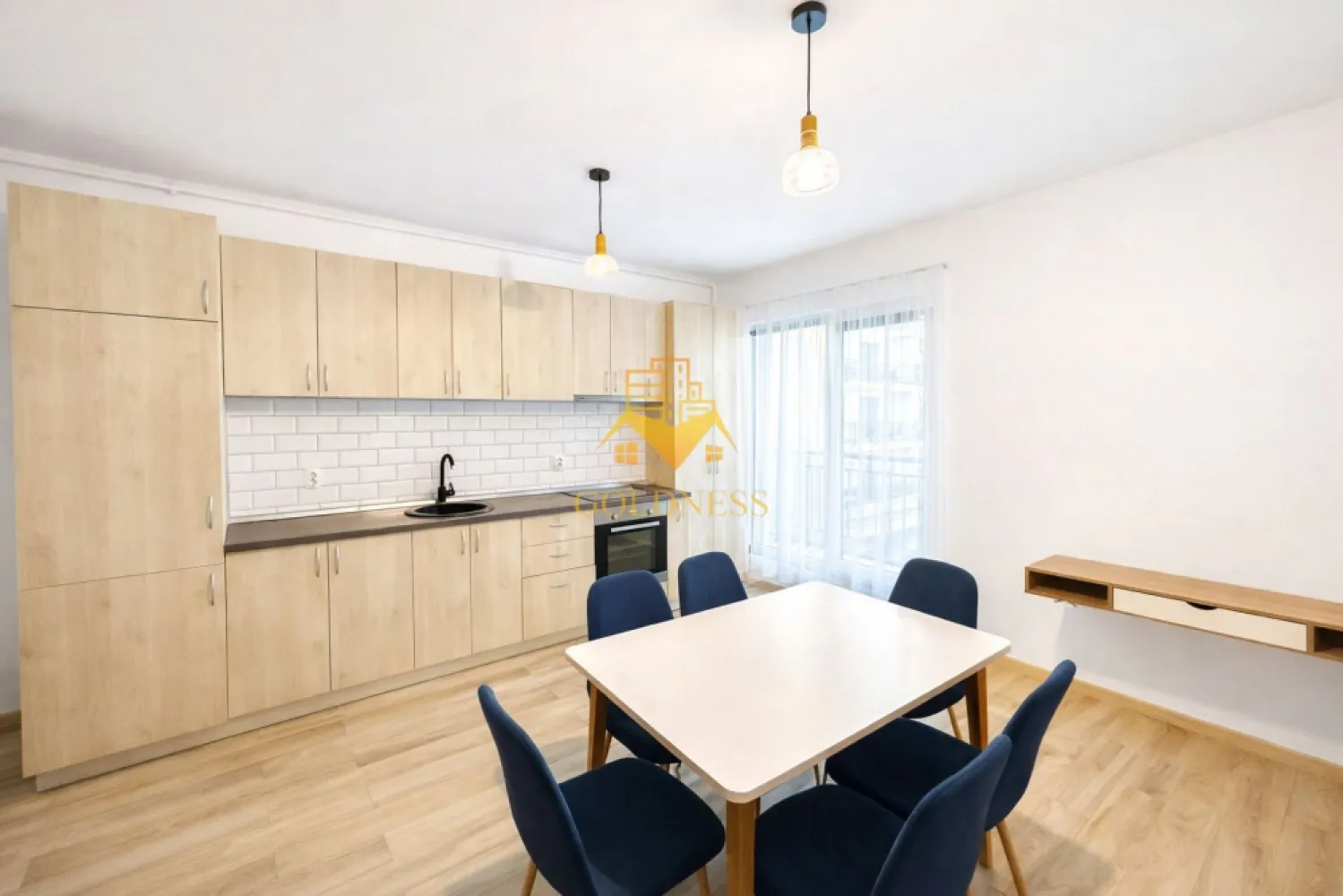 2 Camere Openspace,Europa/Zorilor, Parcare,Calea turzii,Observatorului - GOLDNESS Imobiliare vă propune spre închiriere un apartament cu 2 camere complet mobilat și utilat, la etajul 1 într-un imobil de 3 etaje, în Cartierul Europa . Parcare subterana inclusa! Se află în apropierea stațiilor de transport în comun, magazine, restaurante, spații verzi, farmacii, etc. Apartamentul este compartimentat astfel: - dormitor cu pat matrimonial, dressing, noptiere - living cu bucatarie open space complet utilată și mobilată, canapea extensibilă, loc de servit masa - baie cu cada, calorifer port prosop și dulap pentru depozitare. - balcon 5mp. Imobilul este dotat cu toate cele necesare- centrală proprie, frigider, aragaz, hotă, mașină de spălat haine, etc. Dacă sunteți interesați de acest apartament și doriți să îl vizionați, dar și pentru alte oferte nu ezitați să ne contactați telefonic sau prin e-mail. Vă stăm la dispoziție! Pentru intermediere se percepe un comision de 50% din prețul chiriei!