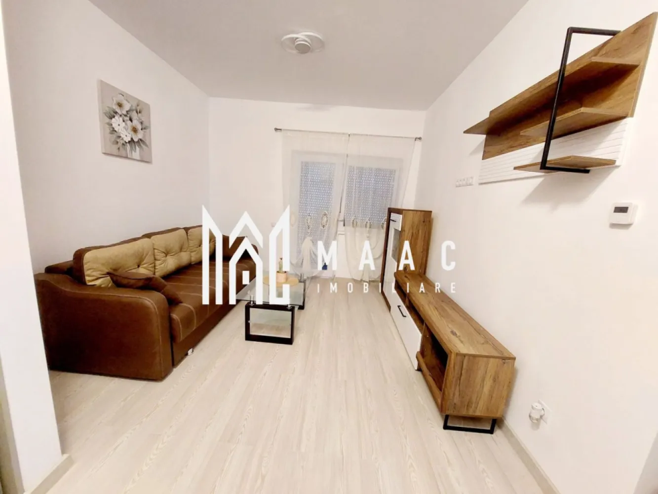 Apartament 3 camere | mobilat și utilat | Arhitecților - MAAC Imobiliare propune spre vânzare un apartament cu 3 camere, situat în cartierul Arhitecților, într-o zonă foarte bine poziționată, vizavi de Kaufland și lângă Cofetăria Mandra, pe strada Grigore Ionescu nr. 92. Apartamentul este amplasat la etajul 1 al imobilului. Locuința are o suprafață utilă de 63 mp și este compartimentată eficient astfel: living generos, bucătărie separată, două dormitoare, hol, baie și balcon. Apartamentul beneficiază de încălzire în pardoseală, oferind un confort termic sporit, și se vinde complet mobilat și utilat, fiind pregătit pentru mutare imediată sau pentru investiție. În preț este inclus și un loc de parcare. Poziționarea excelentă, în proximitatea magazinelor, serviciilor și a punctelor de interes din zonă, face ca această proprietate să fie potrivită atât pentru locuință personală, cât și pentru investiție. Pentru mai multe detalii precizați ca ați văzut anunțul cu ID:CP2965315