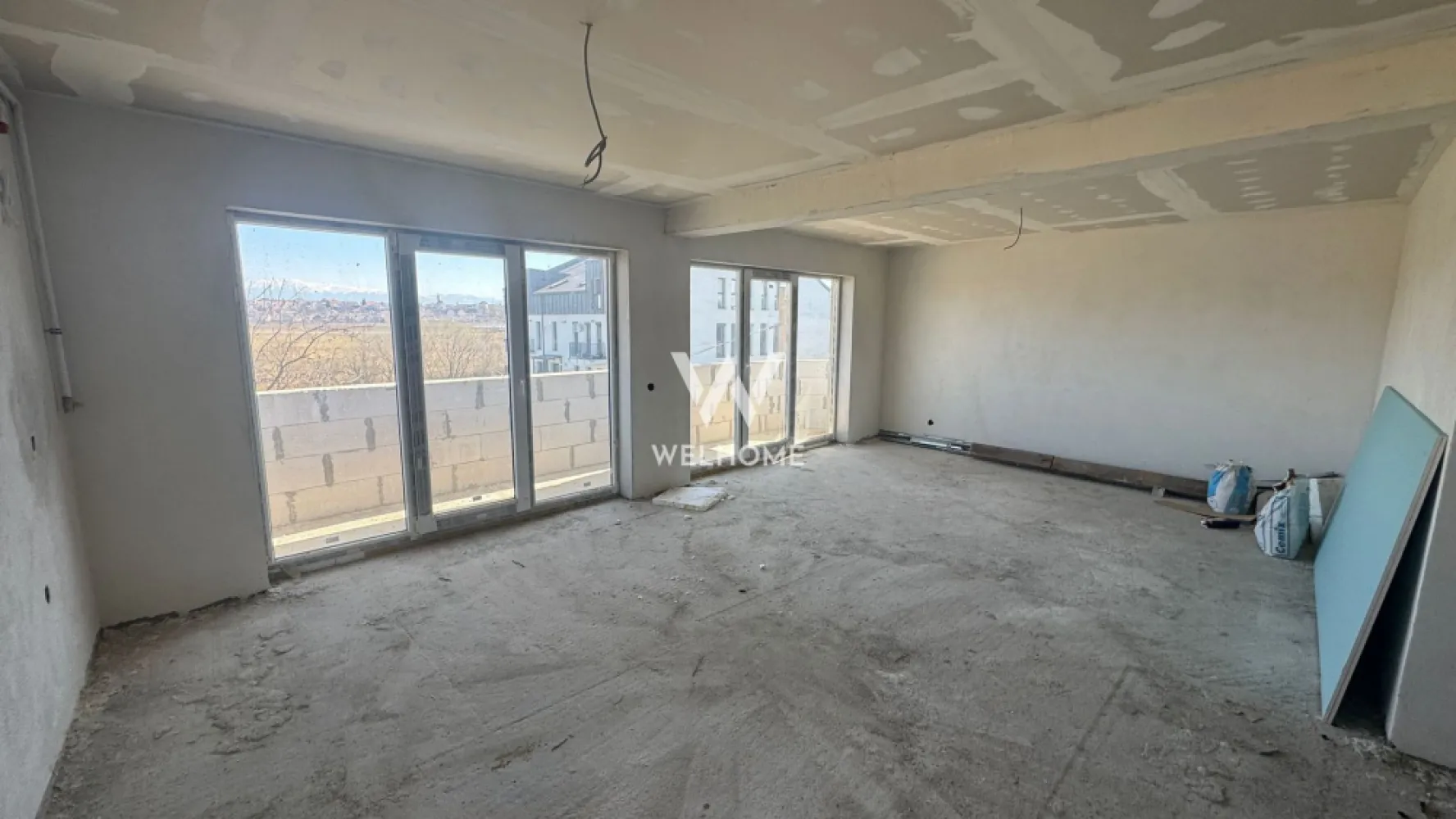 Apartament 2 camere, 61 mp, Turnisor Sibiu - Apartament 2 camere de vanzare, zona Turnisor, Sibiu. - Direct de la dezvoltator, COMISION 0%, - Suprafata utila: 61 mp - Dormitor, baie, living cu bucatarie deschisa, hol - Doua balcoane in suprafata totala de 11 mp - Interior semifinisat LA GRI: centrala, calorifere, sapa elicopterizata, peretii tencuiti, usa la intrare, geamuri termopan, instalatii electrice, termice si sanitare. - Exteriorul LA CHEIE: izolatie exterioara si decorativa, casa scarii la cheie, toate utilitatile racordate. - Zona amenajata, pavata si iluminata, parcari delimitate - Aproape de centrele comerciale, scoli, gradinite, clinici, transport in comun. PRET: 107.000 Euro - Negociabil Se accepta si credit ipotecar! }}