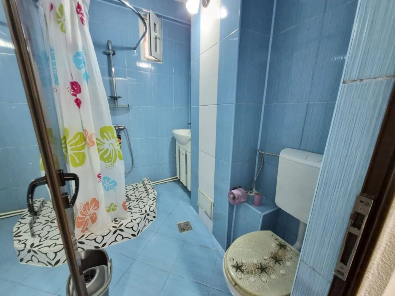 De inchiriat apartament cu 2 camere, Micro 17, parter, 400 euro - Se oferă spre închiriere un apartament cu 2 camere, situat în cartierul Micro 17, la parter. Apartamentul este decomandat, complet mobilat și utilat, fiind pregătit pentru mutare imediată.
Dotări:
- Centrală termică proprie
- Aer condiționat
- Mobilat complet
- Utilat cu electrocasnice
Apartamentul este potrivit pentru o persoană, un cuplu sau o familie care își dorește confort și acces facil la facilitățile din zonă.
Nu se accepta animale de companie.
Preț: 400 euro/lună.
Garantie returnabila 400 euro.
Se percepe comision de tranzactionare.
Pentru mai multe informații sau pentru programarea unei vizionări, vă rog să mă contactați 0746.252.252 Liliana Ene, Mag Invest.