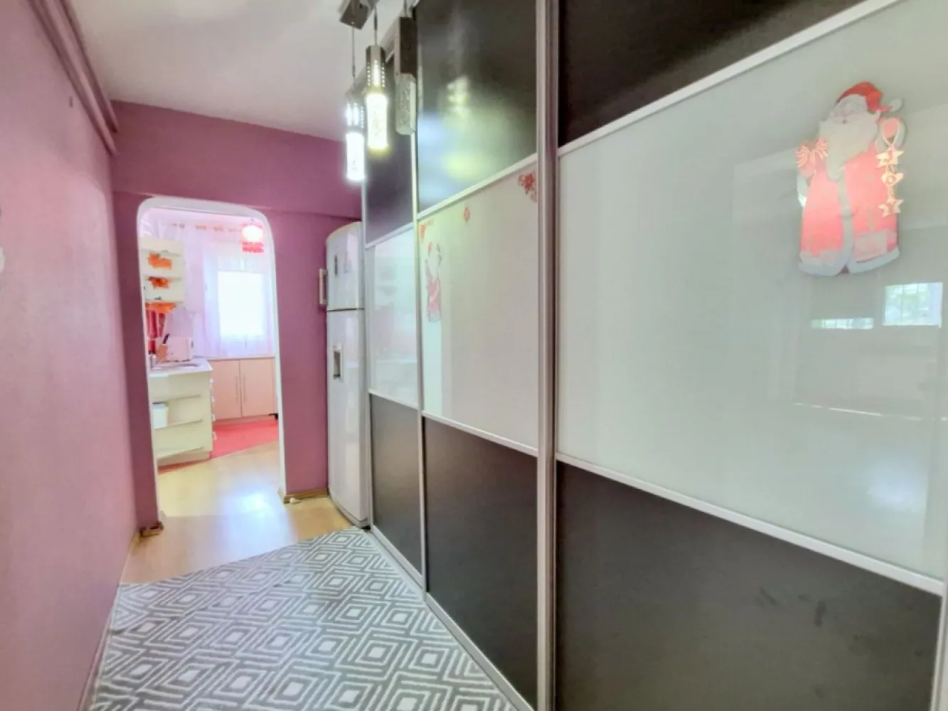 De inchiriat apartament cu 2 camere, Micro 17, parter, 400 euro - Se oferă spre închiriere un apartament cu 2 camere, situat în cartierul Micro 17, la parter. Apartamentul este decomandat, complet mobilat și utilat, fiind pregătit pentru mutare imediată.
Dotări:
- Centrală termică proprie
- Aer condiționat
- Mobilat complet
- Utilat cu electrocasnice
Apartamentul este potrivit pentru o persoană, un cuplu sau o familie care își dorește confort și acces facil la facilitățile din zonă.
Nu se accepta animale de companie.
Preț: 400 euro/lună.
Garantie returnabila 400 euro.
Se percepe comision de tranzactionare.
Pentru mai multe informații sau pentru programarea unei vizionări, vă rog să mă contactați 0746.252.252 Liliana Ene, Mag Invest.
