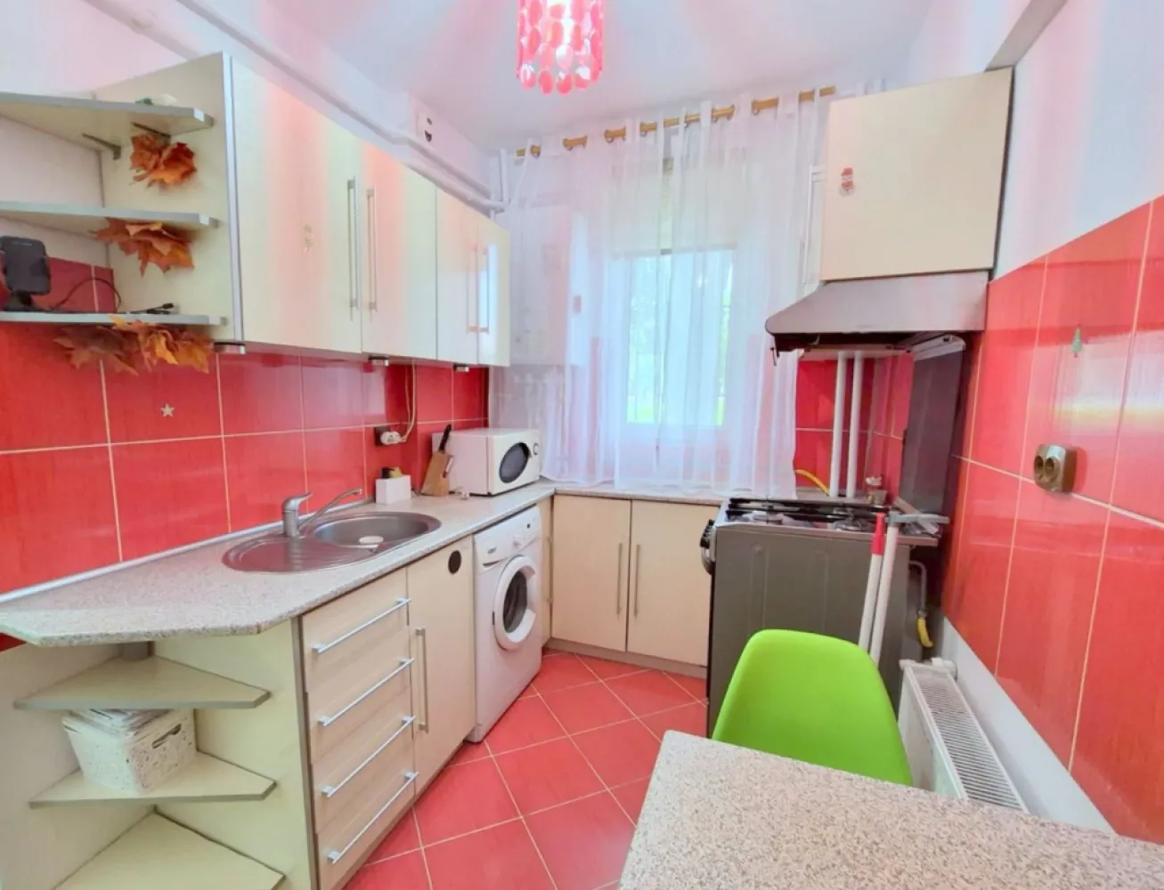 De inchiriat apartament cu 2 camere, Micro 17, parter, 400 euro - Se oferă spre închiriere un apartament cu 2 camere, situat în cartierul Micro 17, la parter. Apartamentul este decomandat, complet mobilat și utilat, fiind pregătit pentru mutare imediată.
Dotări:
- Centrală termică proprie
- Aer condiționat
- Mobilat complet
- Utilat cu electrocasnice
Apartamentul este potrivit pentru o persoană, un cuplu sau o familie care își dorește confort și acces facil la facilitățile din zonă.
Nu se accepta animale de companie.
Preț: 400 euro/lună.
Garantie returnabila 400 euro.
Se percepe comision de tranzactionare.
Pentru mai multe informații sau pentru programarea unei vizionări, vă rog să mă contactați 0746.252.252 Liliana Ene, Mag Invest.