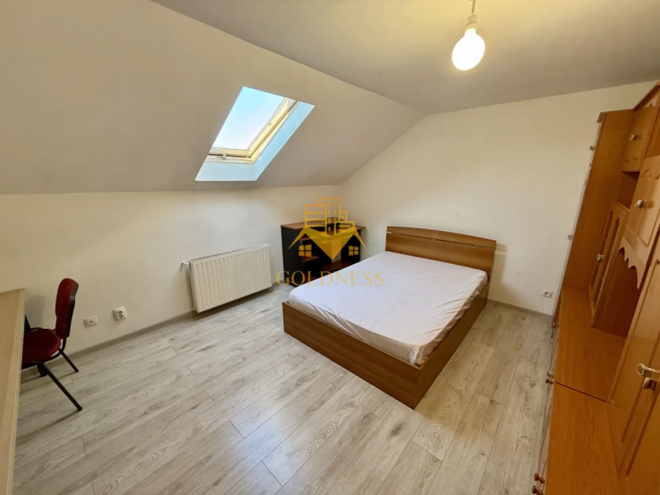 2 camere decomandate, parcare, Manastur, USAMV, Kaufland, BIG - GOLDNESS Imobiliare vă propune spre închiriere un apartament cu 2 camere complet mobilat și utilat, la etajul 3 într-un imobil de 3 etaje, în Cartierul Manastur . Dispune de loc de parcare! Se află în apropierea stațiilor de transport în comun, magazine, restaurante, spații verzi, farmacii, etc. Apartamentul este compartimentat astfel: - dormitor cu pat matrimonial, dulap, birou - dormitor cu pat matrimonial, birou, dulap - bucatarie open space complet utilată și mobilată, loc de servit masa - baie cu cada, calorifer port prosop și dulap pentru depozitare. Imobilul este dotat cu toate cele necesare- centrală proprie, frigider, aragaz, hotă, mașină de spălat haine, etc. Dacă sunteți interesați de acest apartament și doriți să îl vizionați, dar și pentru alte oferte nu ezitați să ne contactați telefonic sau prin e-mail. Vă stăm la dispoziție! Pentru intermediere se percepe un comision de 50% din prețul chiriei! }}