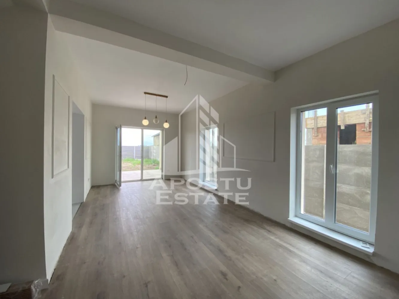 Duplex insorit de vanzare Sacalaz - APOSTU ESTATE va propune spre vanzare o proprietate insorita situata intr-un cartier rezidential nou intr-o parte linistita a comunei Sacalaz in apropiere de soseaua principala.

Casa este de tip duplex, construita in regim P+1E cu pod, cu suprafata utila de 117 mp si suprafata de teren aferenta de 313 mp.

Incalzirea este prin pardoseala, cu centrala proprie pe gaz.

Distanta de aproximativ 10km pana in Timisoara se parcurge usor cu masina.

Compartimentare parter:
-hol de acces;
-birou care poate fi folosit ca dormitor;
-baie;
-camera de zi cu loc de luat masa si iesire pe terasa acoperita din curte;
-bucatarie care poate fi inchisa sau deschisa;
-spatiu tehnic;
-casa scarii cu loc de depozitare;

Compartimentare etaj:
-dormitor principal cu baie proprie si dressing;
-doua dormitoare secundare;
-baie mare, cu cada, cu geam de aerisire.
-urcarea in pod se face din hol.

Casa este racordata la curent, trifazic, gaz, apa din foraj propriu, fosa septica.

Curtea este mare, cu spatiu suficient pentru diferite activitati.

Va invitam la o vizionare chiar astazi.

CP3210674