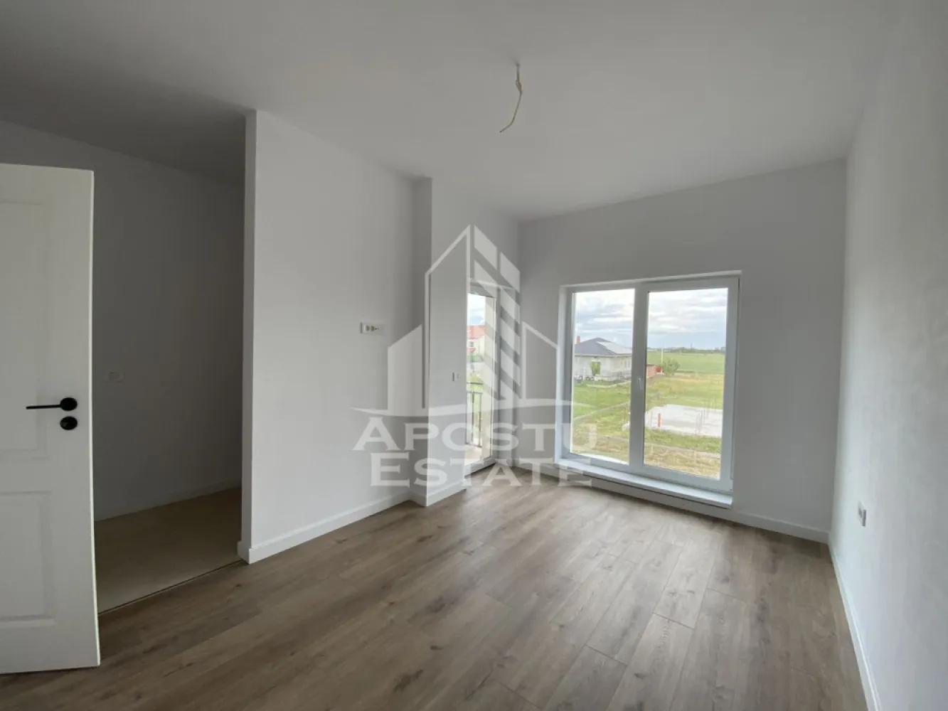Duplex insorit de vanzare Sacalaz - APOSTU ESTATE va propune spre vanzare o proprietate insorita situata intr-un cartier rezidential nou intr-o parte linistita a comunei Sacalaz in apropiere de soseaua principala.

Casa este de tip duplex, construita in regim P+1E cu pod, cu suprafata utila de 117 mp si suprafata de teren aferenta de 313 mp.

Incalzirea este prin pardoseala, cu centrala proprie pe gaz.

Distanta de aproximativ 10km pana in Timisoara se parcurge usor cu masina.

Compartimentare parter:
-hol de acces;
-birou care poate fi folosit ca dormitor;
-baie;
-camera de zi cu loc de luat masa si iesire pe terasa acoperita din curte;
-bucatarie care poate fi inchisa sau deschisa;
-spatiu tehnic;
-casa scarii cu loc de depozitare;

Compartimentare etaj:
-dormitor principal cu baie proprie si dressing;
-doua dormitoare secundare;
-baie mare, cu cada, cu geam de aerisire.
-urcarea in pod se face din hol.

Casa este racordata la curent, trifazic, gaz, apa din foraj propriu, fosa septica.

Curtea este mare, cu spatiu suficient pentru diferite activitati.

Va invitam la o vizionare chiar astazi.

CP3210674
