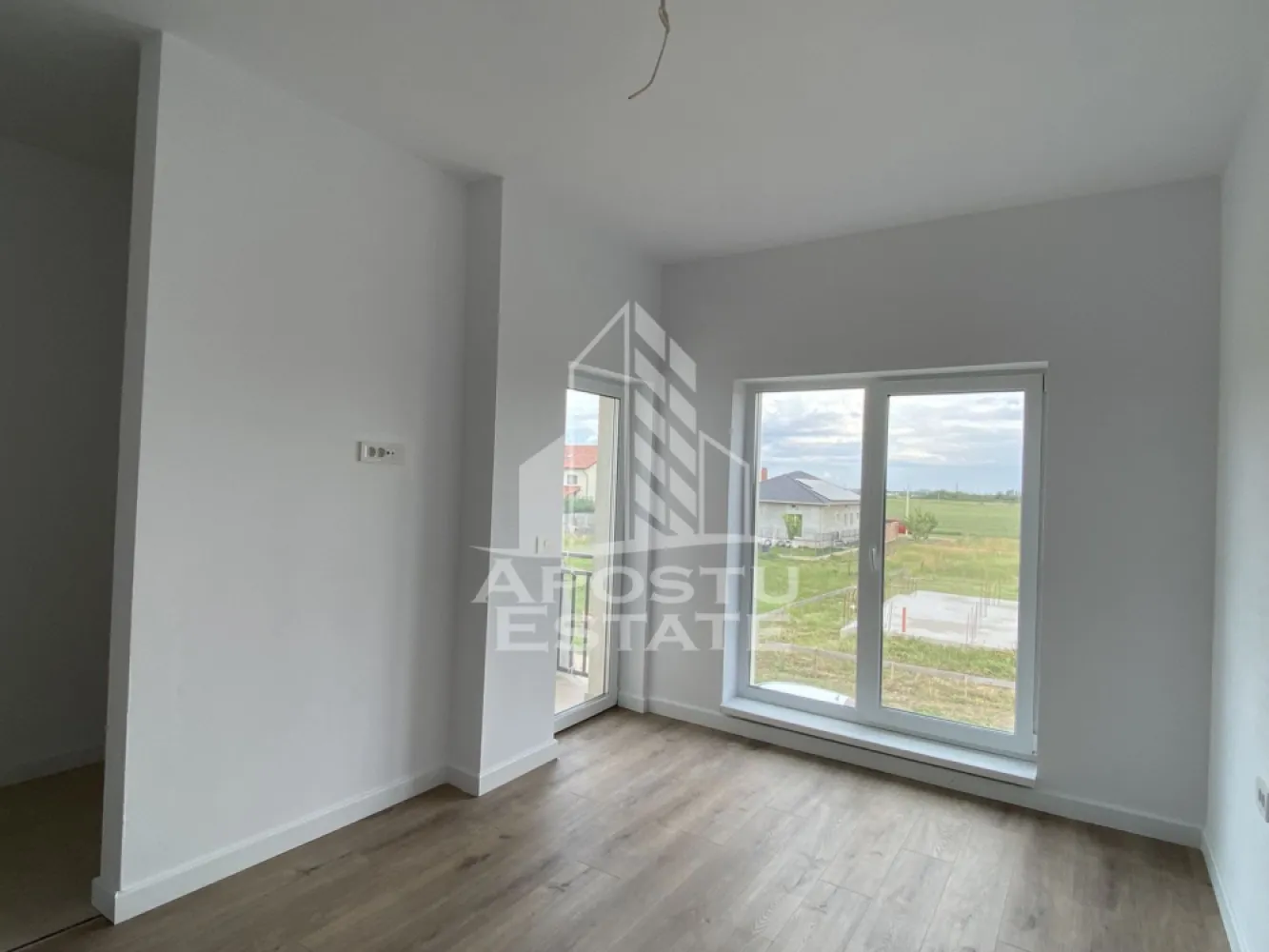 Duplex insorit de vanzare Sacalaz - APOSTU ESTATE va propune spre vanzare o proprietate insorita situata intr-un cartier rezidential nou intr-o parte linistita a comunei Sacalaz in apropiere de soseaua principala.

Casa este de tip duplex, construita in regim P+1E cu pod, cu suprafata utila de 117 mp si suprafata de teren aferenta de 313 mp.

Incalzirea este prin pardoseala, cu centrala proprie pe gaz.

Distanta de aproximativ 10km pana in Timisoara se parcurge usor cu masina.

Compartimentare parter:
-hol de acces;
-birou care poate fi folosit ca dormitor;
-baie;
-camera de zi cu loc de luat masa si iesire pe terasa acoperita din curte;
-bucatarie care poate fi inchisa sau deschisa;
-spatiu tehnic;
-casa scarii cu loc de depozitare;

Compartimentare etaj:
-dormitor principal cu baie proprie si dressing;
-doua dormitoare secundare;
-baie mare, cu cada, cu geam de aerisire.
-urcarea in pod se face din hol.

Casa este racordata la curent, trifazic, gaz, apa din foraj propriu, fosa septica.

Curtea este mare, cu spatiu suficient pentru diferite activitati.

Va invitam la o vizionare chiar astazi.

CP3210674