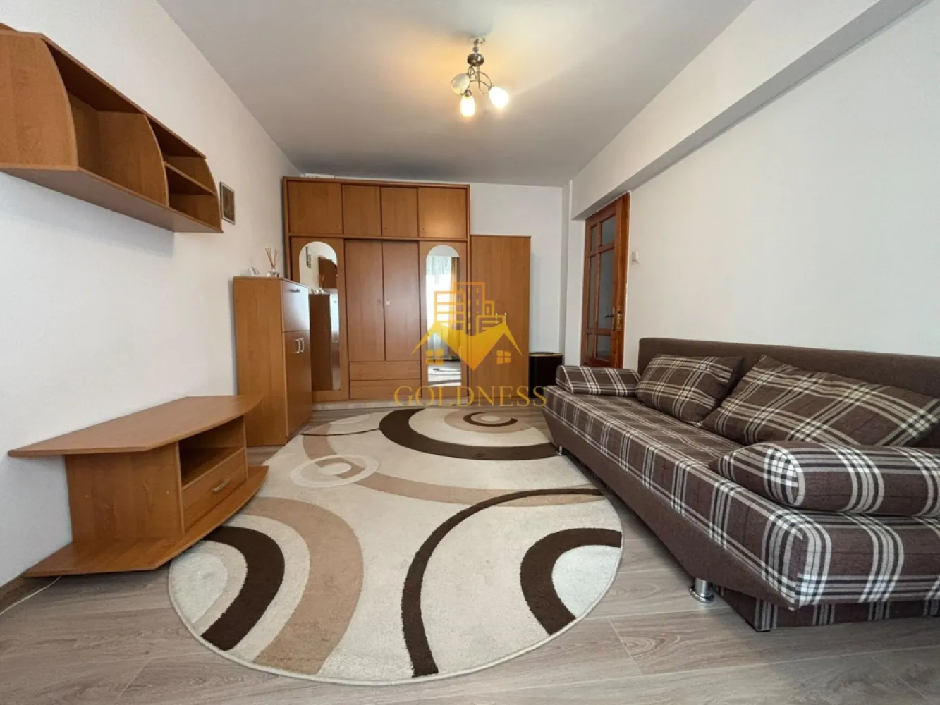 1 camera, modern, Fabricii, Mărăști, București, Kaufland, OMV, Clujana - GOLDNESS Imobiliare vă propune spre închiriere un apartament cu o camera complet mobilata și utilata, la etajul într-un imobil de 8 etaje, în Cartierul Marasti , locație excepțională, zonă Semicentrală.

Se află în apropierea stațiilor de transport în comun, magazine, restaurante, spații verzi, farmacii, etc.

Apartamentul este compartimentat astfel:
- dormitor cu pat matrimonial, dressing, noptiere
- bucatarie complet utilată și mobilată, loc de servit masa
- baie cu cadă calorifer port prosop și dulap pentru depozitare.

Imobilul este dotat cu toate cele necesare- centrală proprie, frigider, aragaz, hotă, mașină de spălat haine, Aer Condiționat, etc.

Dacă sunteți interesați de acest apartament și doriți să îl vizionați, dar și pentru alte oferte nu ezitați să ne contactați telefonic sau prin e-mail. Vă stăm la dispoziție!
Pentru intermediere se percepe un comision de 50% din prețul chiriei!