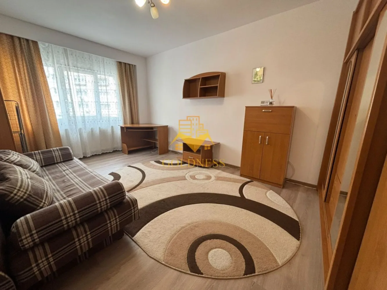 1 camera, modern, Fabricii, Mărăști, București, Kaufland, OMV, Clujana - GOLDNESS Imobiliare vă propune spre închiriere un apartament cu o camera complet mobilata și utilata, la etajul într-un imobil de 8 etaje, în Cartierul Marasti , locație excepțională, zonă Semicentrală.

Se află în apropierea stațiilor de transport în comun, magazine, restaurante, spații verzi, farmacii, etc.

Apartamentul este compartimentat astfel:
- dormitor cu pat matrimonial, dressing, noptiere
- bucatarie complet utilată și mobilată, loc de servit masa
- baie cu cadă calorifer port prosop și dulap pentru depozitare.

Imobilul este dotat cu toate cele necesare- centrală proprie, frigider, aragaz, hotă, mașină de spălat haine, Aer Condiționat, etc.

Dacă sunteți interesați de acest apartament și doriți să îl vizionați, dar și pentru alte oferte nu ezitați să ne contactați telefonic sau prin e-mail. Vă stăm la dispoziție!
Pentru intermediere se percepe un comision de 50% din prețul chiriei!
